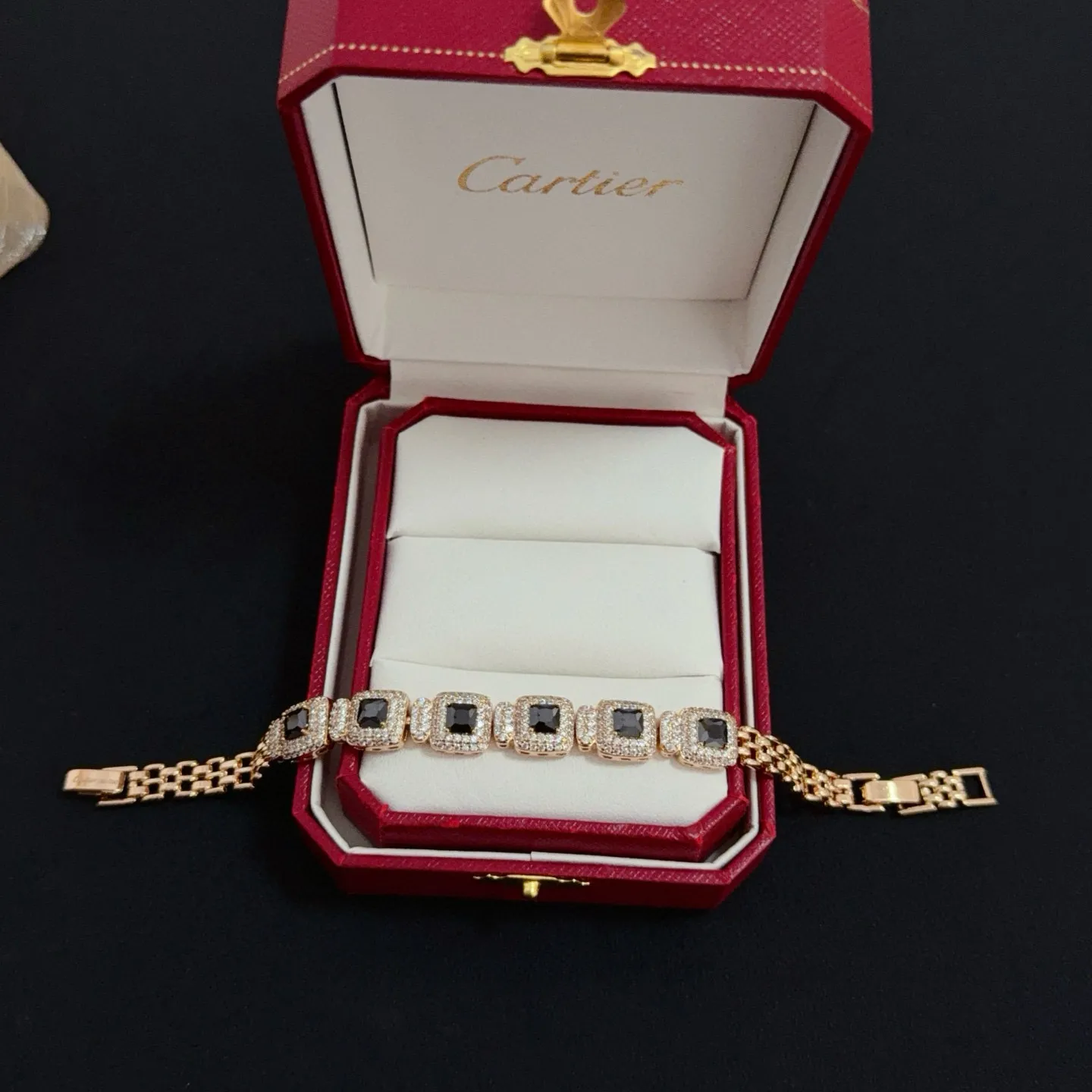 P135 卡地亚镶钻手链 高端定制版本 镶嵌钻工艺 V金材质 经典而时尚风格 用凌厉线条重构爱情美学!打破常规,镶嵌钻设计反而成就高级感天花板——无需浮华堆砌,爱本应纯粹如初 卡地亚受众多明星网红的爱戴 豹子系列手镯 绝对是永恒经典 而且男女不限 年龄不限 !戴上它你就是焦点!