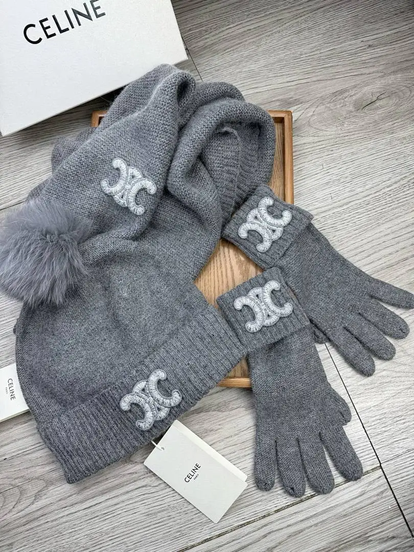 赛琳。【三件套羊毛套装:狐狸毛毛帽子➕围巾➕手套】经典套装帽子!暖暖哒超级舒服~70%羊毛➕30%兔毛。冬日小姐姐减龄神器哦~这个冬天你就差这么一套套装帽子啦~又保暖又时尚!男女通用款!可以做情侣款!