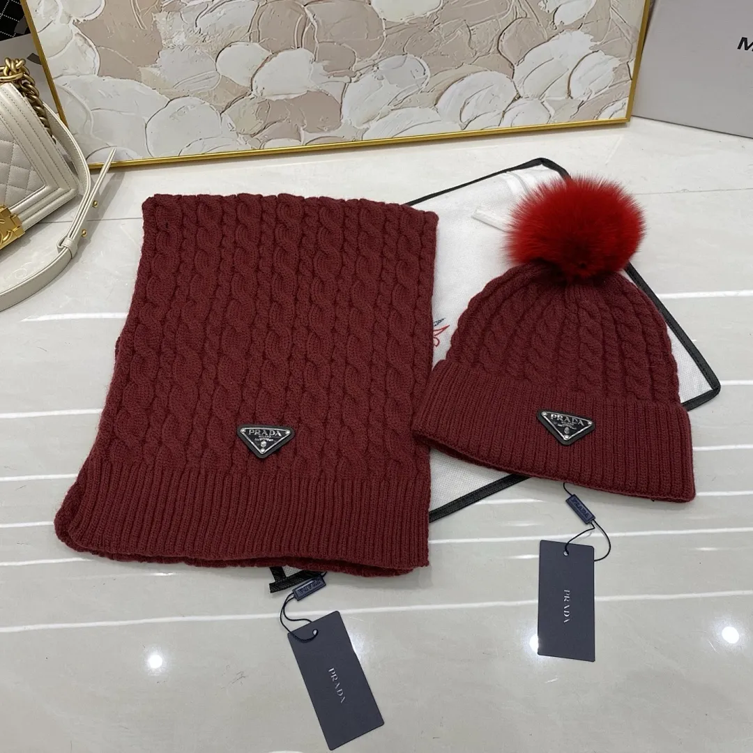 PRADA 两件套 羊绒针织帽搭配狐狸毛球+围巾🧣