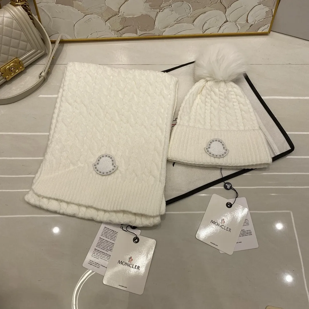 Moncler 两件套 羊绒针织帽搭配狐狸毛球+围巾🧣