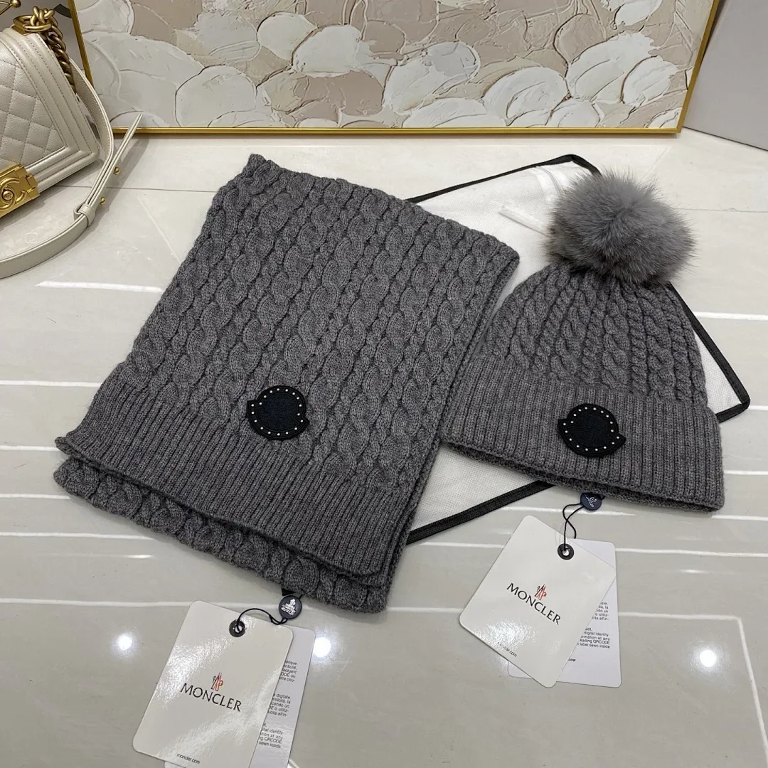 Moncler 两件套 羊绒针织帽搭配狐狸毛球+围巾🧣