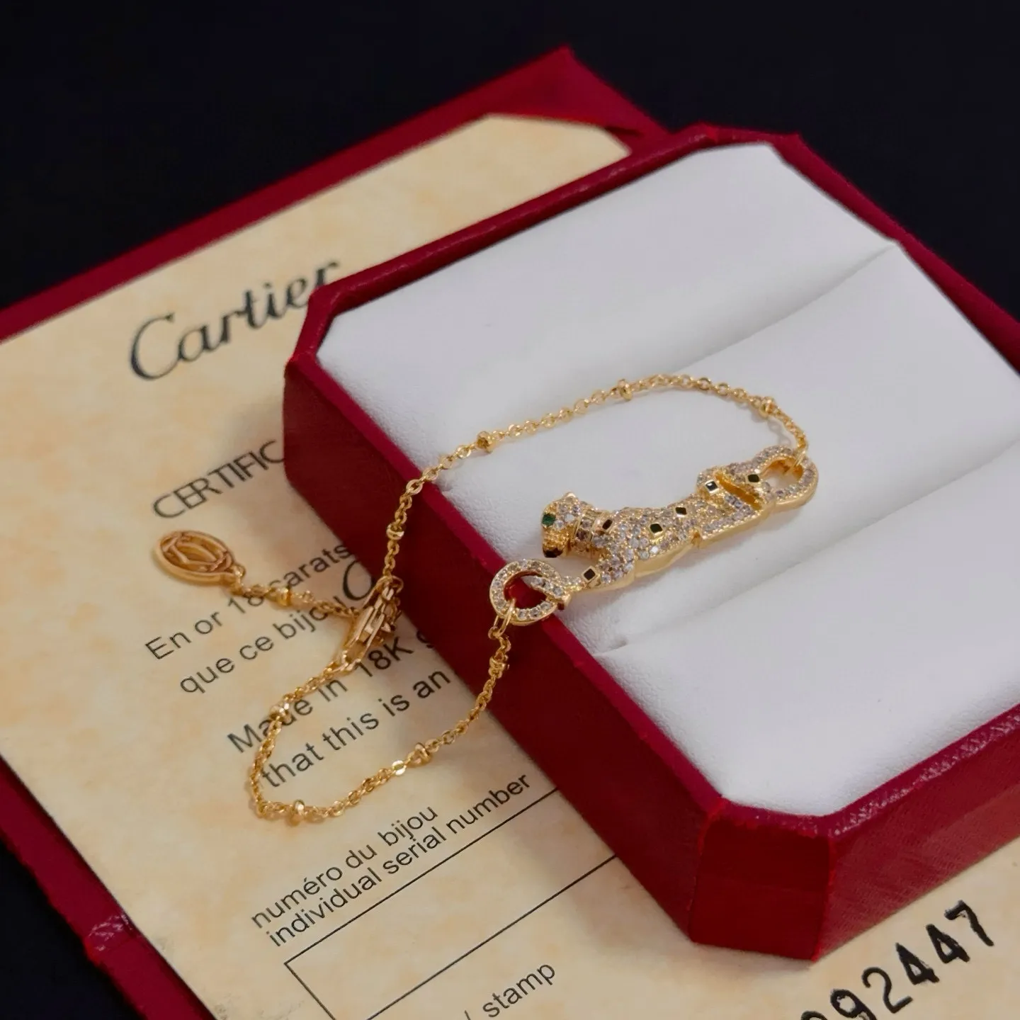 P95 卡地亚镶钻猎豹手链 高端定制版本 镶嵌钻工艺 V金材质 经典而时尚风格 用凌厉线条重构爱情美学！打破常规，镶嵌钻设计反而成就高级感天花板&mdash;&mdash;无需浮华堆砌，爱本应纯粹如初 卡地亚受众多明星网红的爱戴 豹子系列手镯 绝对是永恒经典 而且男女不限 年龄不限 ！戴上它你就是焦点！