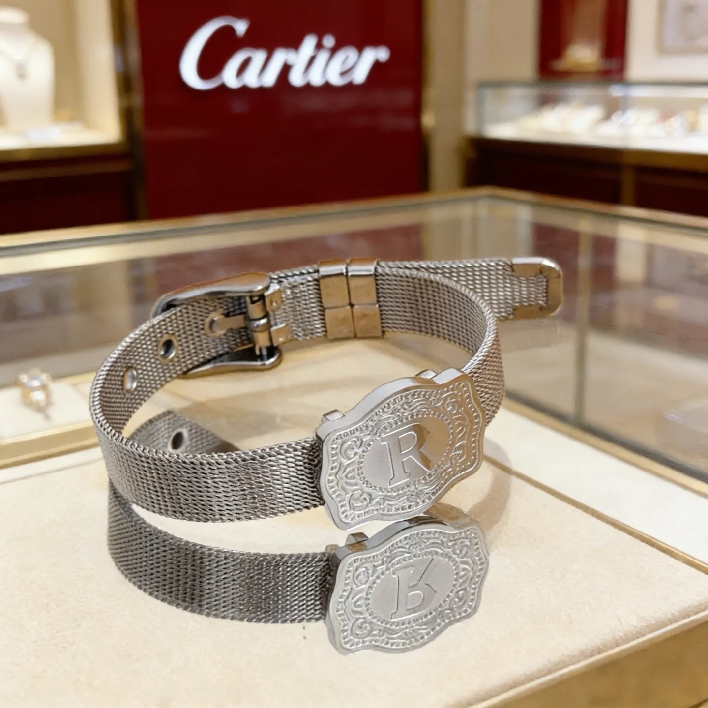 P125 卡地亚！ 手链 高端定制版本 镶嵌钻工艺 V金材质 经典而时尚风格 用凌厉线条重构爱情美学！打破常规，镶嵌钻设计反而成就高级感天花板&mdash;&mdash;无需浮华堆砌，爱本应纯粹如初 卡地亚受众多明星网红的爱戴 豹子系列手镯 绝对是永恒经典 而且男女不限 年龄不限 ！戴上它你就是焦点！