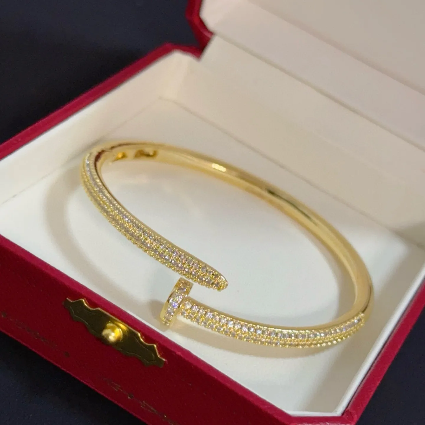 💰115 卡地亚镶钉子手镯 高端定制版本 镶嵌钻工艺 V金材质 经典而时尚风格 用凌厉线条重构爱情美学！打破常规，镶嵌钻设计反而成就高级感天花板&mdash;&mdash;无需浮华堆砌，爱本应纯粹如初 卡地亚受众多明星网红的爱戴 豹子系列手镯 绝对是永恒经典 而且男女不限 年龄不限 ！戴上它你就是焦点！