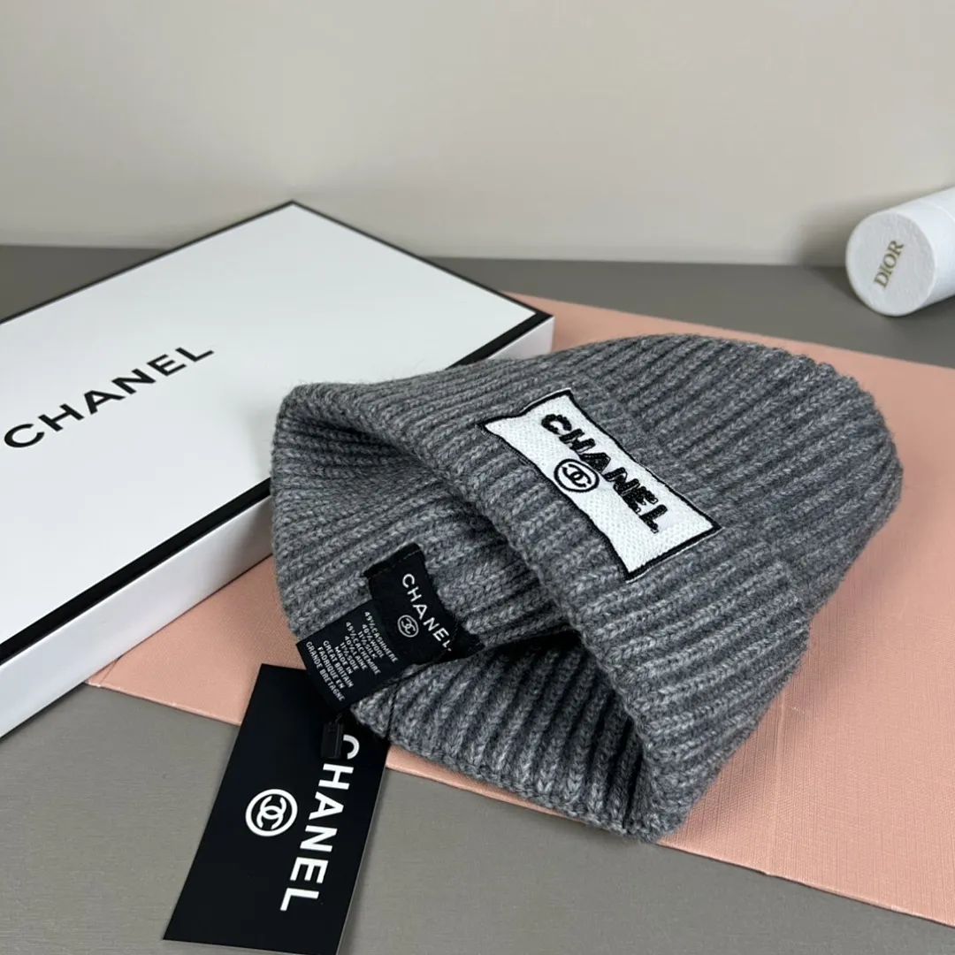 Chanel官网品质香奈儿秋冬网红时尚博主推荐款针织帽,藏着不动声色的高级感,每一处线条都透着利落大方,简约而不简单,大方且不失格调,处处细节都彰显着高端品味,时尚感在克制中愈发耐人寻味。