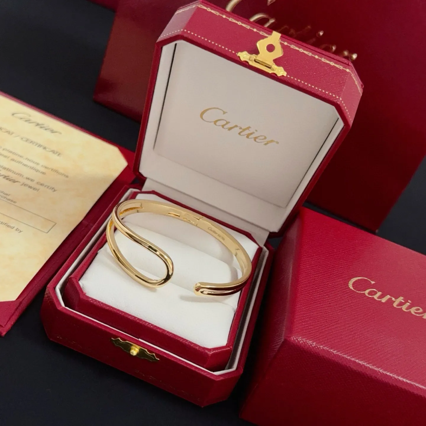 P105 卡地亚手镯 高端定制版本 镶嵌钻工艺 V金材质 经典而时尚风格 用凌厉线条重构爱情美学!打破常规,镶嵌钻设计反而成就高级感天花板——无需浮华堆砌,爱本应纯粹如初 卡地亚受众多明星网红的爱戴 豹子系列手镯 绝对是永恒经典 而且男女不限 年龄不限 !戴上它你就是焦点!