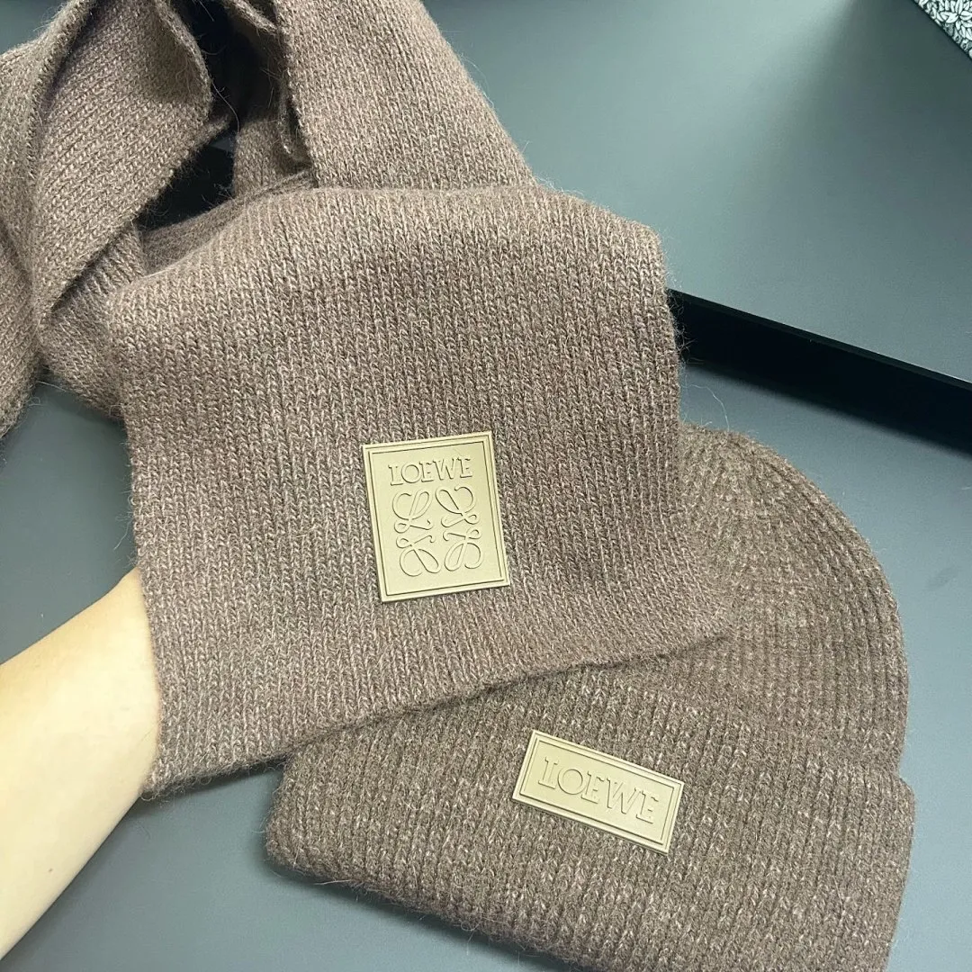 LOEWE 兔毛 冷帽+围巾套装❤️