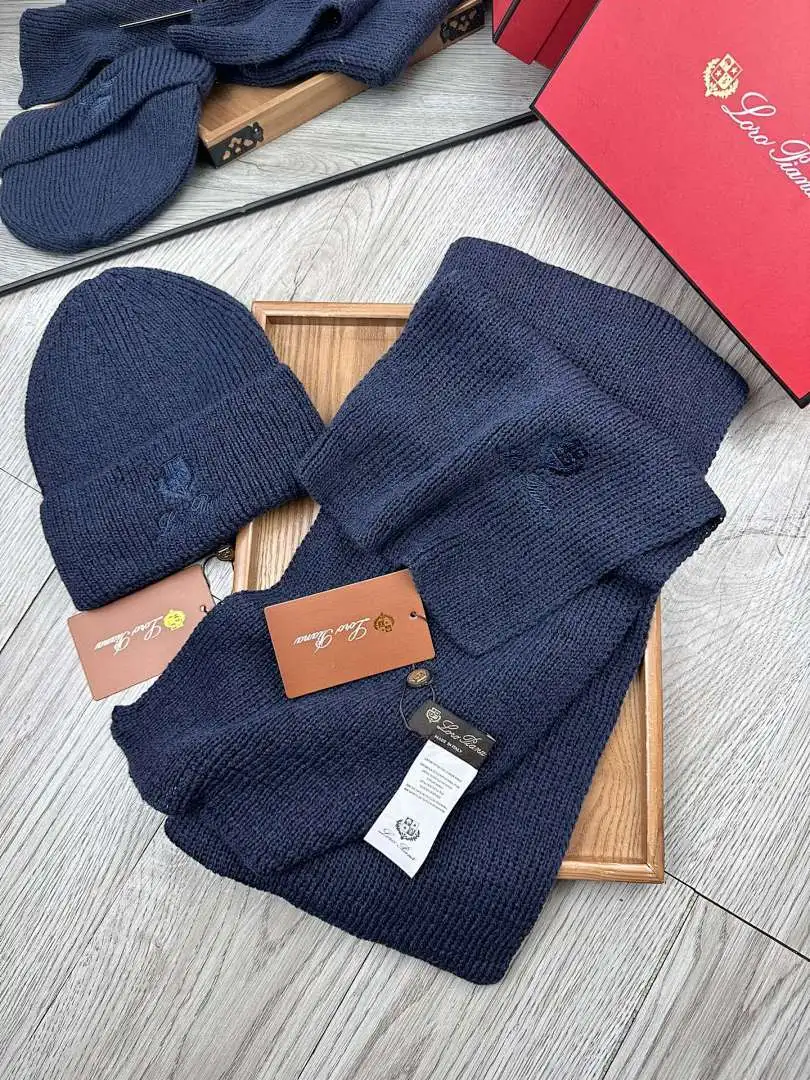 LP。 【羊毛套装帽子】经典套装帽子！帽子➕围巾！70%羊毛➕30%兔毛。暖暖哒超级舒服～冬日小姐姐减龄神器哦～这个冬天你就差这么一套套装帽子啦～又保暖又时尚！男女通用款!可以做情侣款！防伪标签吊卡齐