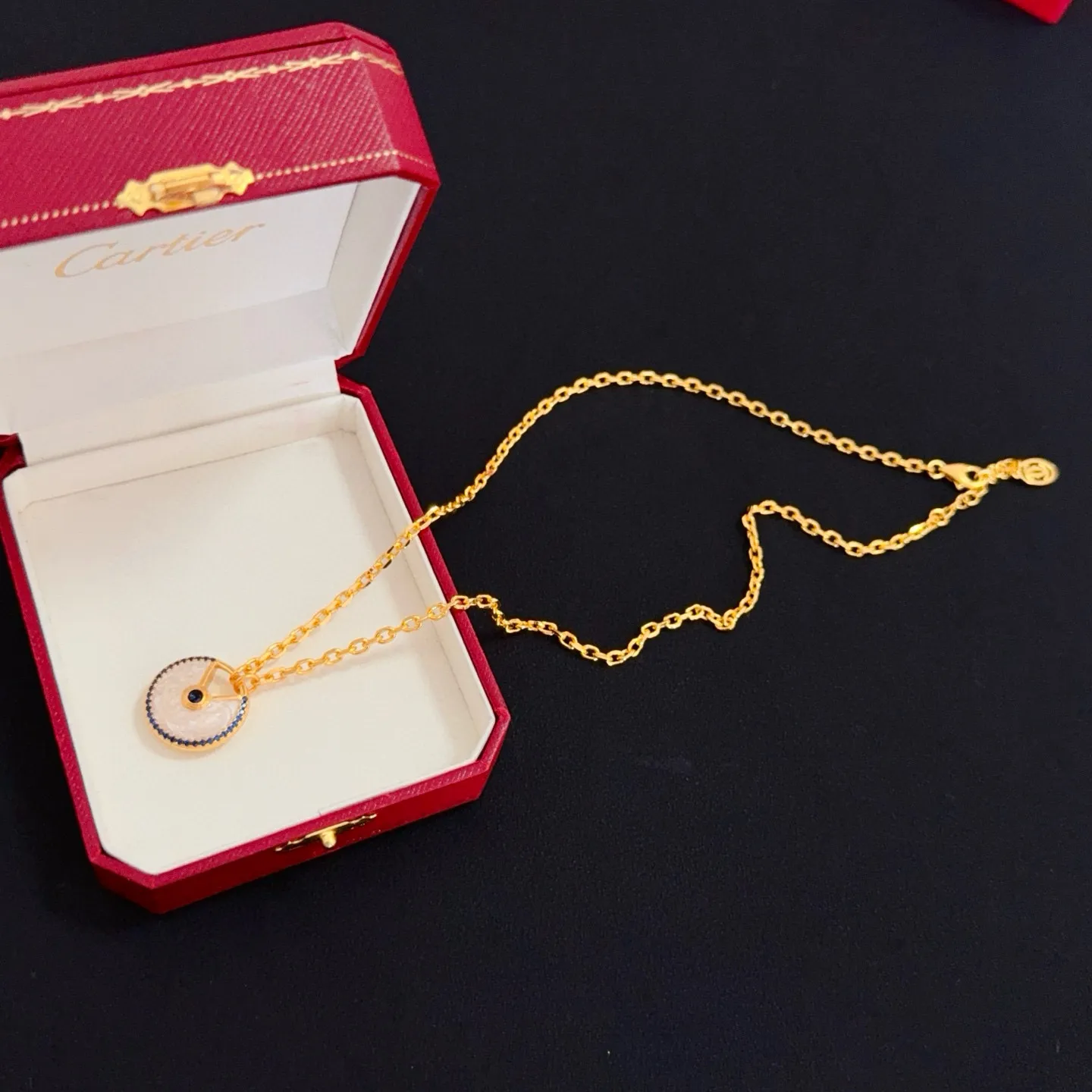 P105 卡地亚镶钻项链 高端定制版本 镶嵌钻工艺 V金材质 经典而时尚风格 用凌厉线条重构爱情美学!打破常规,镶嵌钻设计反而成就高级感天花板——无需浮华堆砌,爱本应纯粹如初 卡地亚受众多明星网红的爱戴 豹子系列手镯 绝对是永恒经典 而且男女不限 年龄不限 !戴上它你就是焦点!