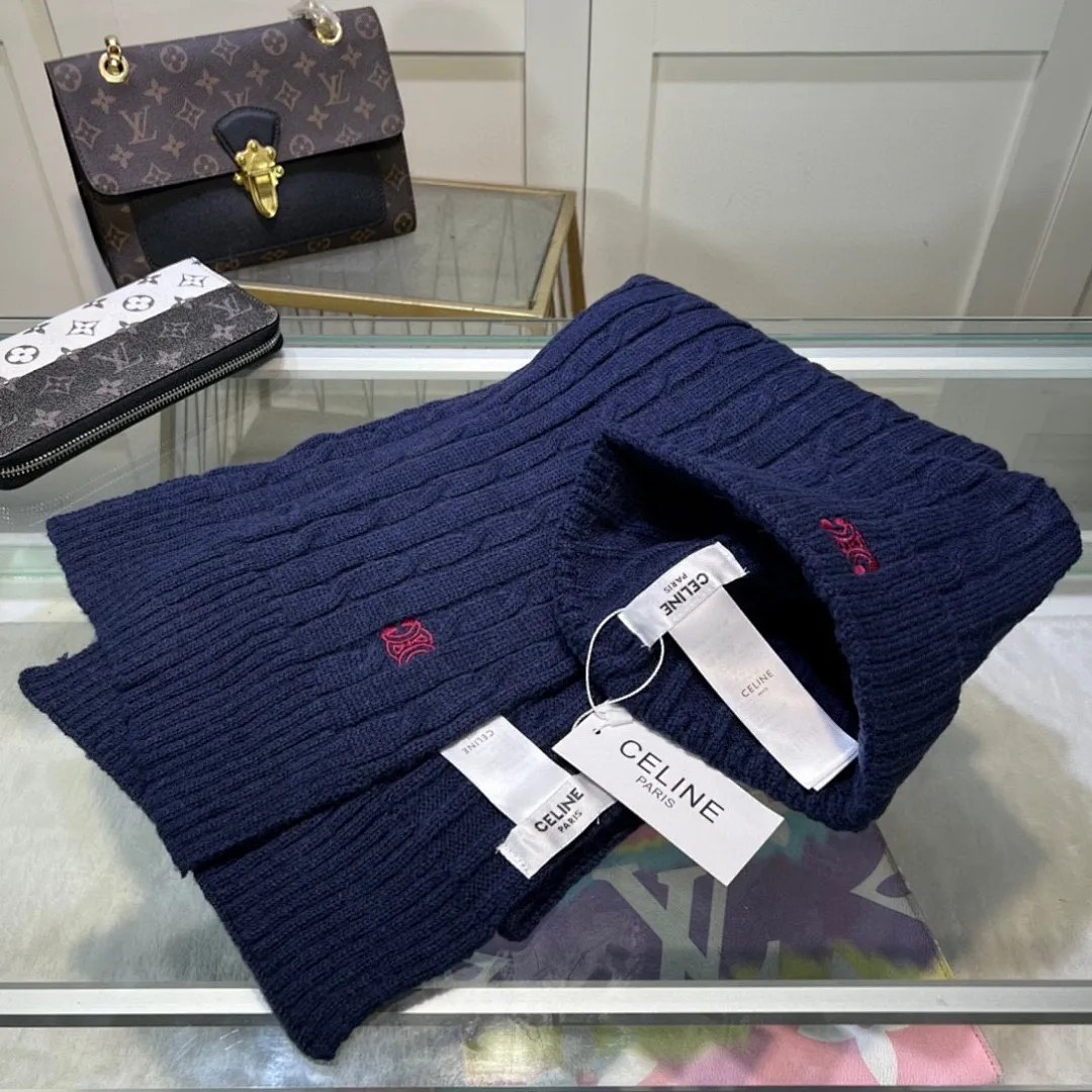 赛琳CELINE 小红书爆款，官网新品经典套装帽子！帽子➕围巾！手感一级棒！暖暖哒超级舒服～这个冬天你就差这么一套装帽子啦～又保暖又时尚！欢迎选择!!
