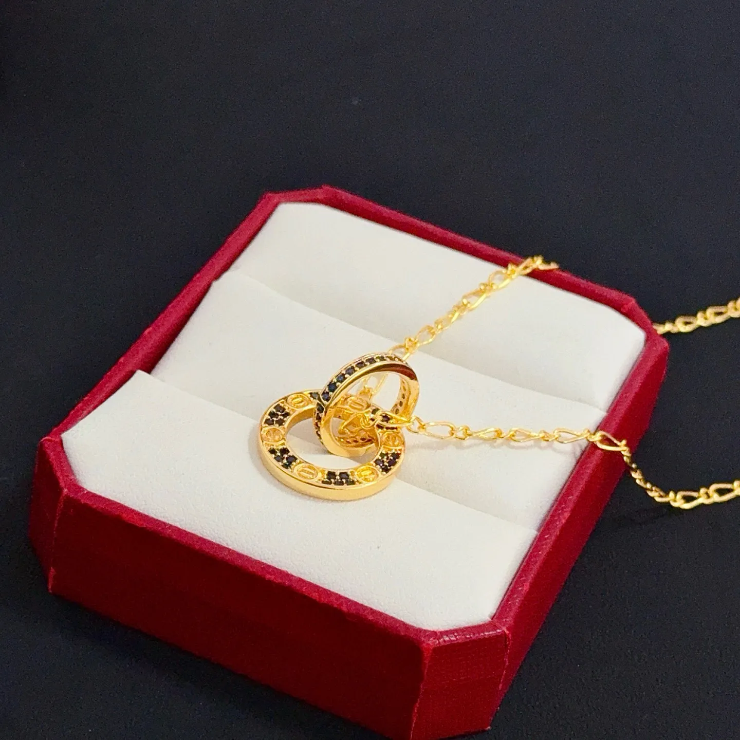 💰105 卡地亚镶钻项链 高端定制版本 镶嵌钻工艺 V金材质 经典而时尚风格 用凌厉线条重构爱情美学！打破常规，镶嵌钻设计反而成就高级感天花板&mdash;&mdash;无需浮华堆砌，爱本应纯粹如初 卡地亚受众多明星网红的爱戴 豹子系列手镯 绝对是永恒经典 而且男女不限 年龄不限 ！戴上它你就是焦点！