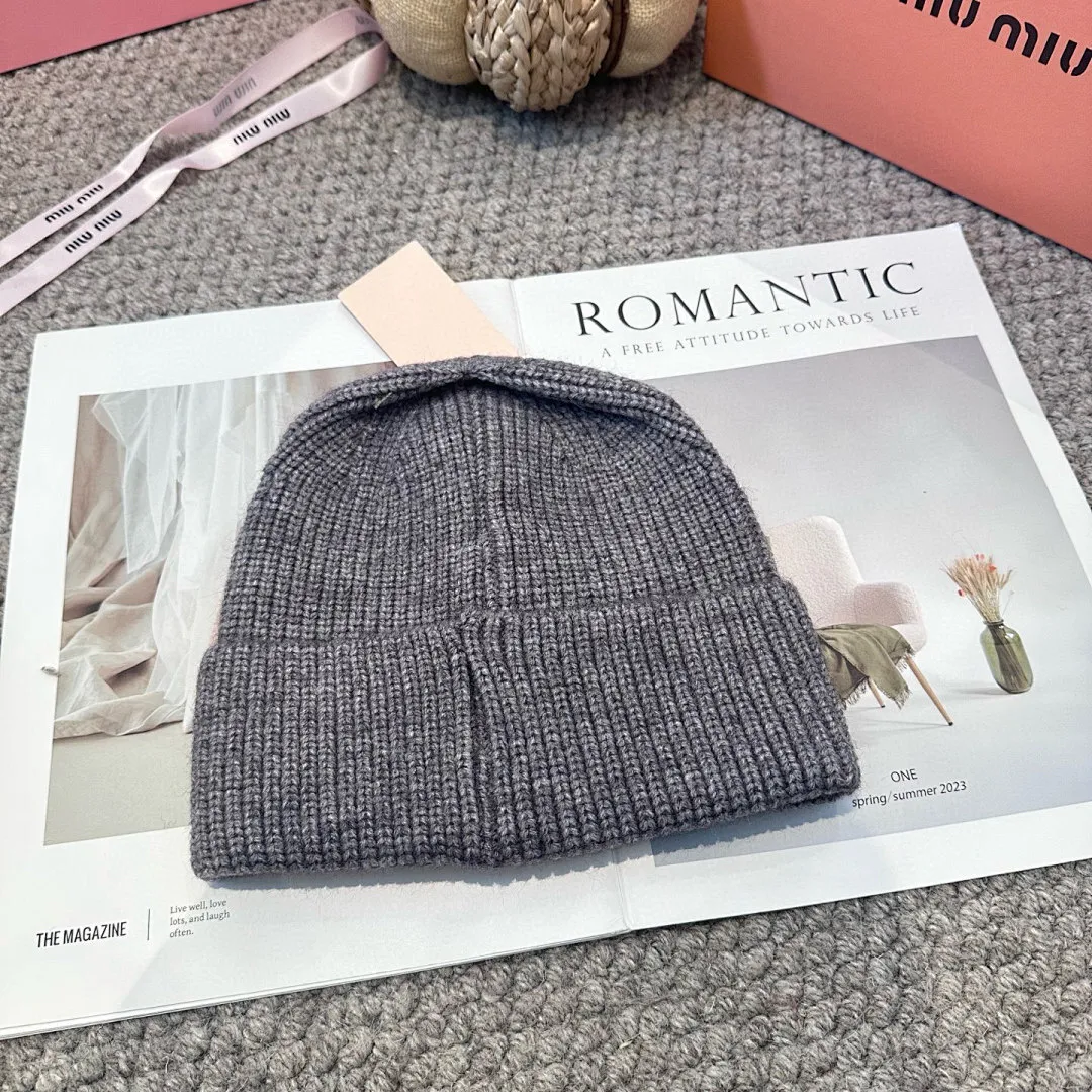 miumiu缪缪🐰秋冬刺绣毛线帽 这种高级简直质感从头开始了!巨推荐大家 这顶不管什么类型的衣服都好配 💖休闲和甜美都能牢牢拿捏!