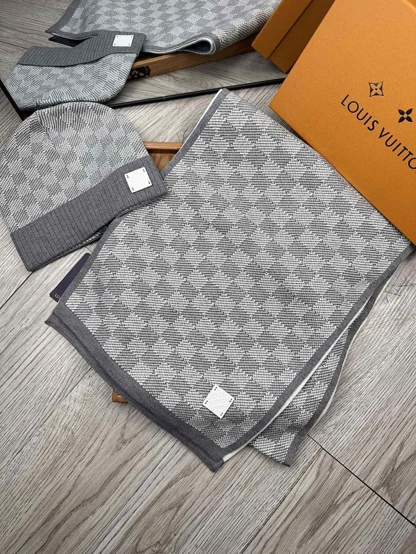 L家。【羊毛套装帽子-帽子➕围巾】经典套装帽子！暖暖哒超级舒服～冬日小姐姐减龄神器哦～这个冬天你就差这么一套套装帽子啦～又保暖又时尚！男女通用款!可以做情侣款！防伪标签吊卡齐全！多多款式，欢迎选择!