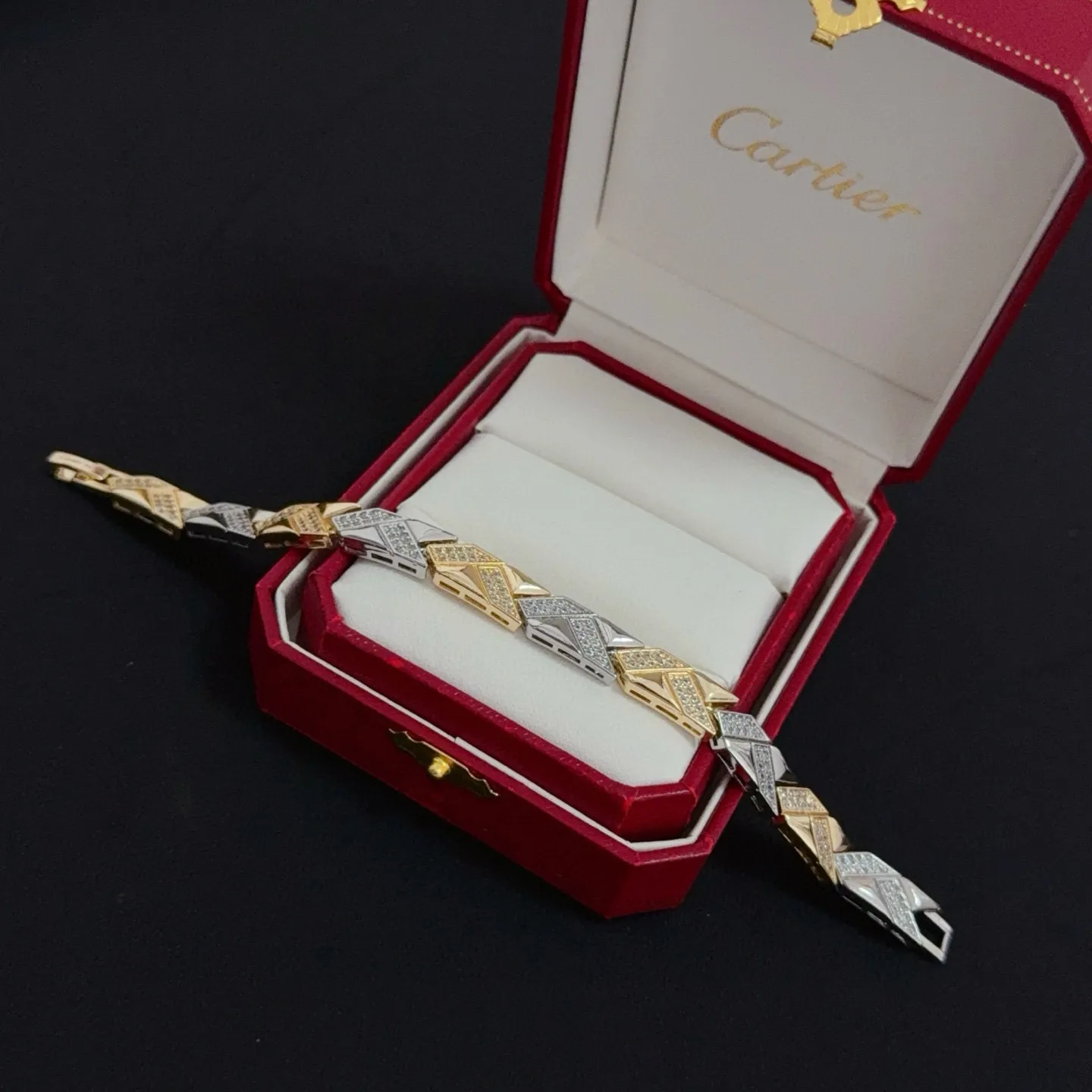 💰125 卡地亚镶钻手链 高端定制版本 镶嵌钻工艺 V金材质 经典而时尚风格 用凌厉线条重构爱情美学！打破常规，镶嵌钻设计反而成就高级感天花板&mdash;&mdash;无需浮华堆砌，爱本应纯粹如初 卡地亚受众多明星网红的爱戴 豹子系列手镯 绝对是永恒经典 而且男女不限 年龄不限 ！戴上它你就是焦点！