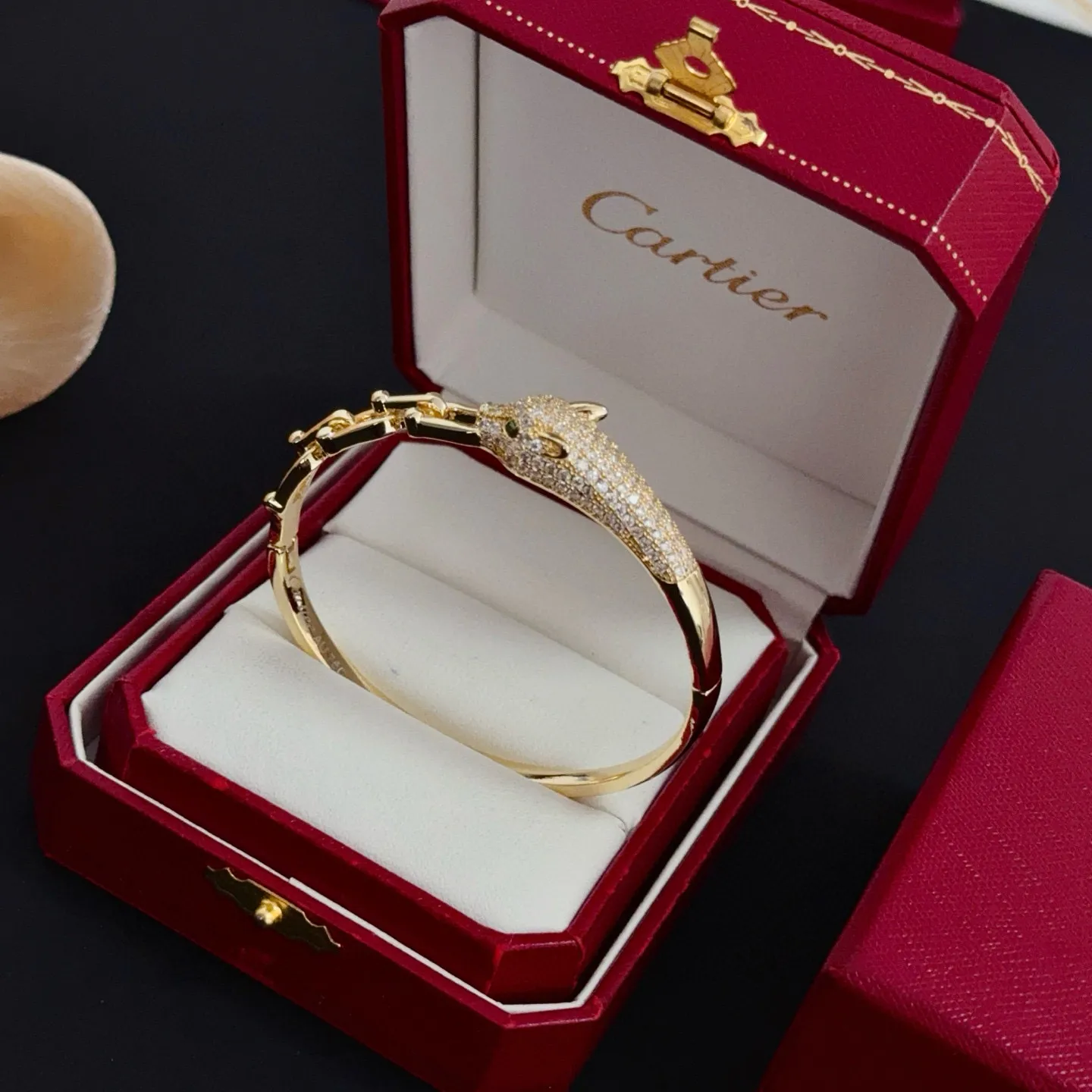 💰125 卡地亚镶钻手镯，高端定制版本 镶嵌钻工艺 V金材质 经典而时尚风格 用凌厉线条重构爱情美学！打破常规，镶嵌钻设计反而成就高级感天花板&mdash;&mdash;无需浮华堆砌，爱本应纯粹如初 卡地亚受众多明星网红的爱戴 豹子系列手镯 绝对是永恒经典 而且男女不限 年龄不限 ！戴上它你就是焦点！