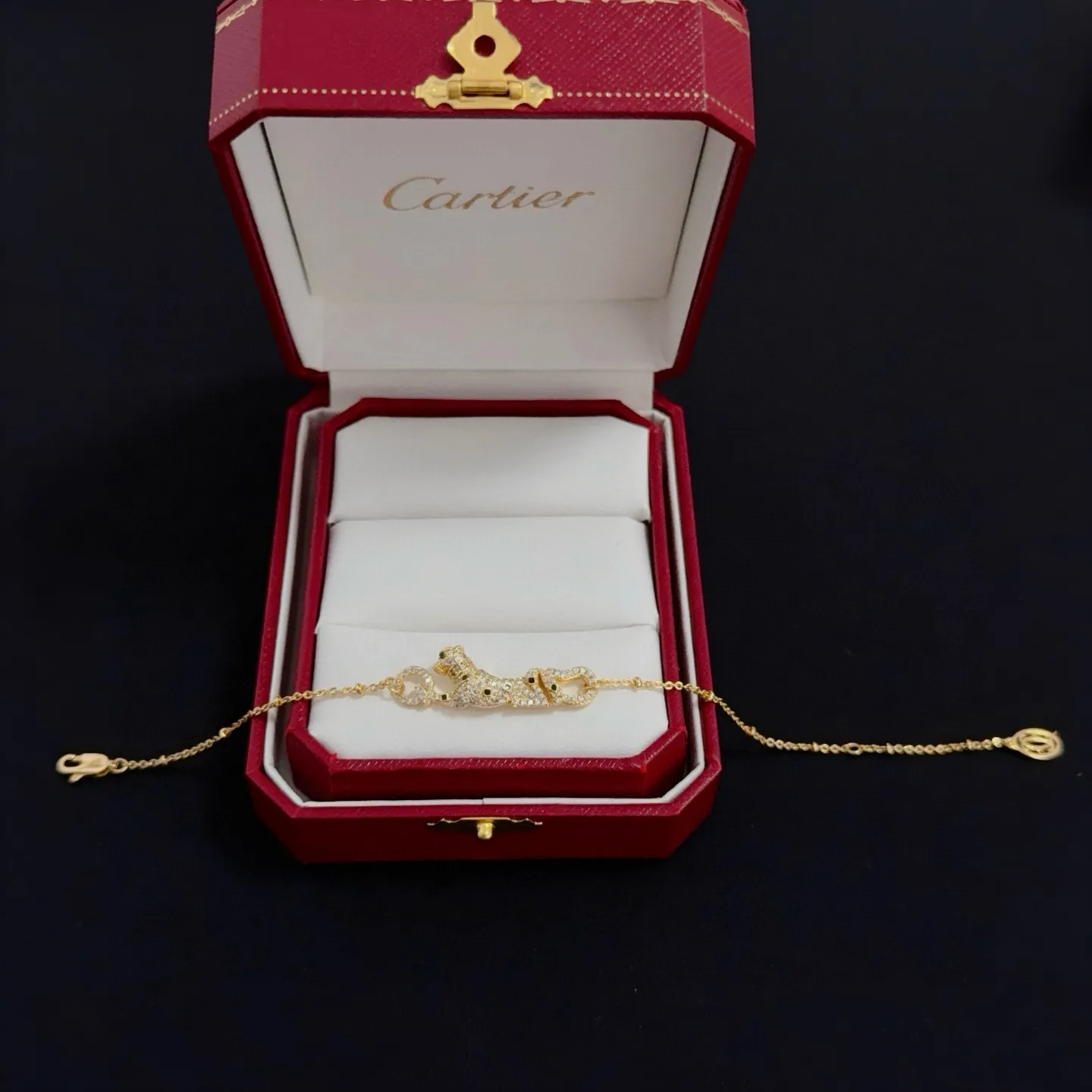 P95 卡地亚镶钻猎豹手链 高端定制版本 镶嵌钻工艺 V金材质 经典而时尚风格 用凌厉线条重构爱情美学!打破常规,镶嵌钻设计反而成就高级感天花板——无需浮华堆砌,爱本应纯粹如初 卡地亚受众多明星网红的爱戴 豹子系列手镯 绝对是永恒经典 而且男女不限 年龄不限 !戴上它你就是焦点!