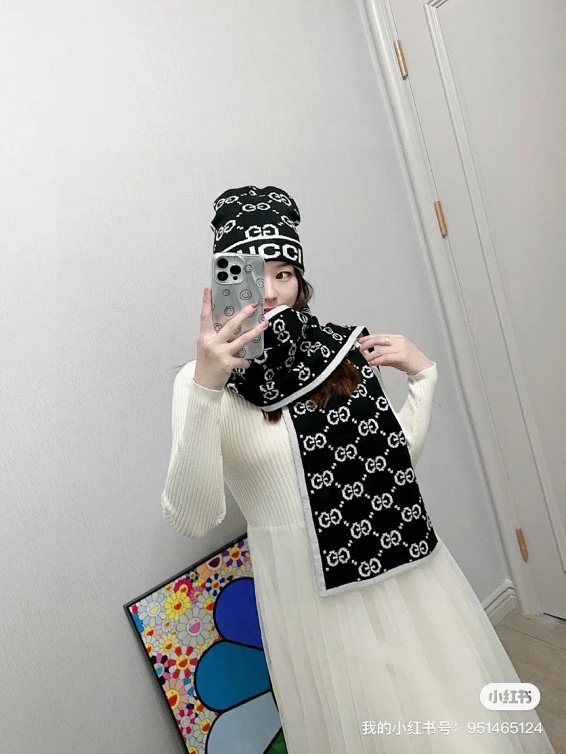 古奇GUCCI经典套装帽子!帽子➕围巾!羊绒兔绒品质!暖暖哒超级舒服~冬日小姐姐减龄神器哦~这个冬天你就差这么一套套装帽子啦~又保暖又时尚!男女通用款!可以做情侣款!防伪标签吊卡齐全!多多款式,欢迎选