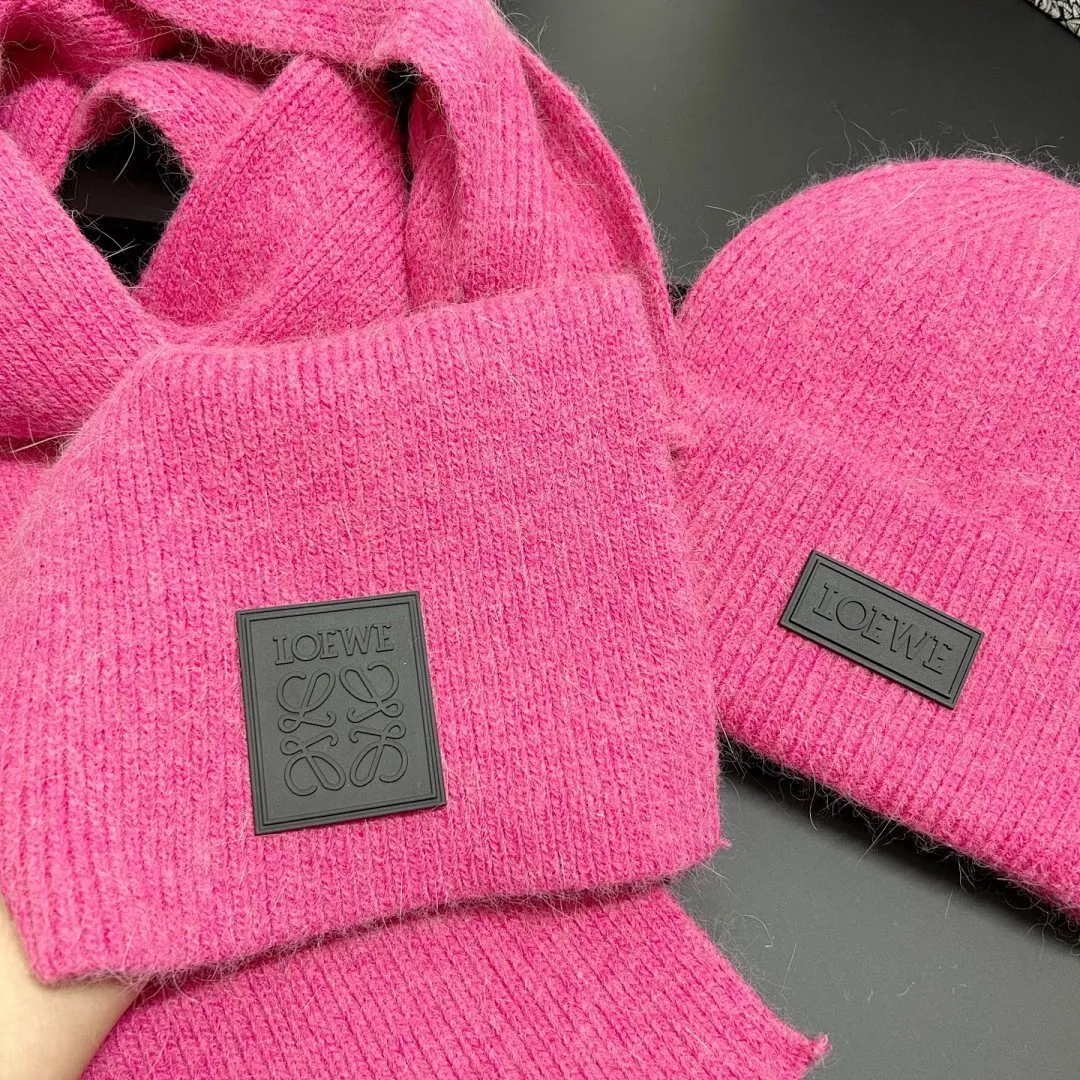LOEWE 兔毛 冷帽+围巾套装❤️