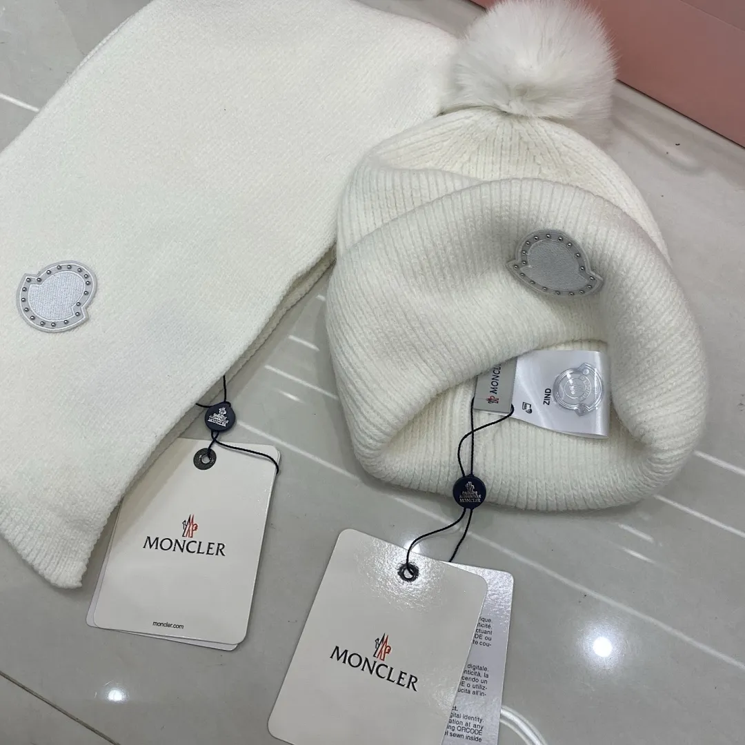 Moncler 套装：羊绒围巾🧣/兔毛针织帽+狐狸毛球