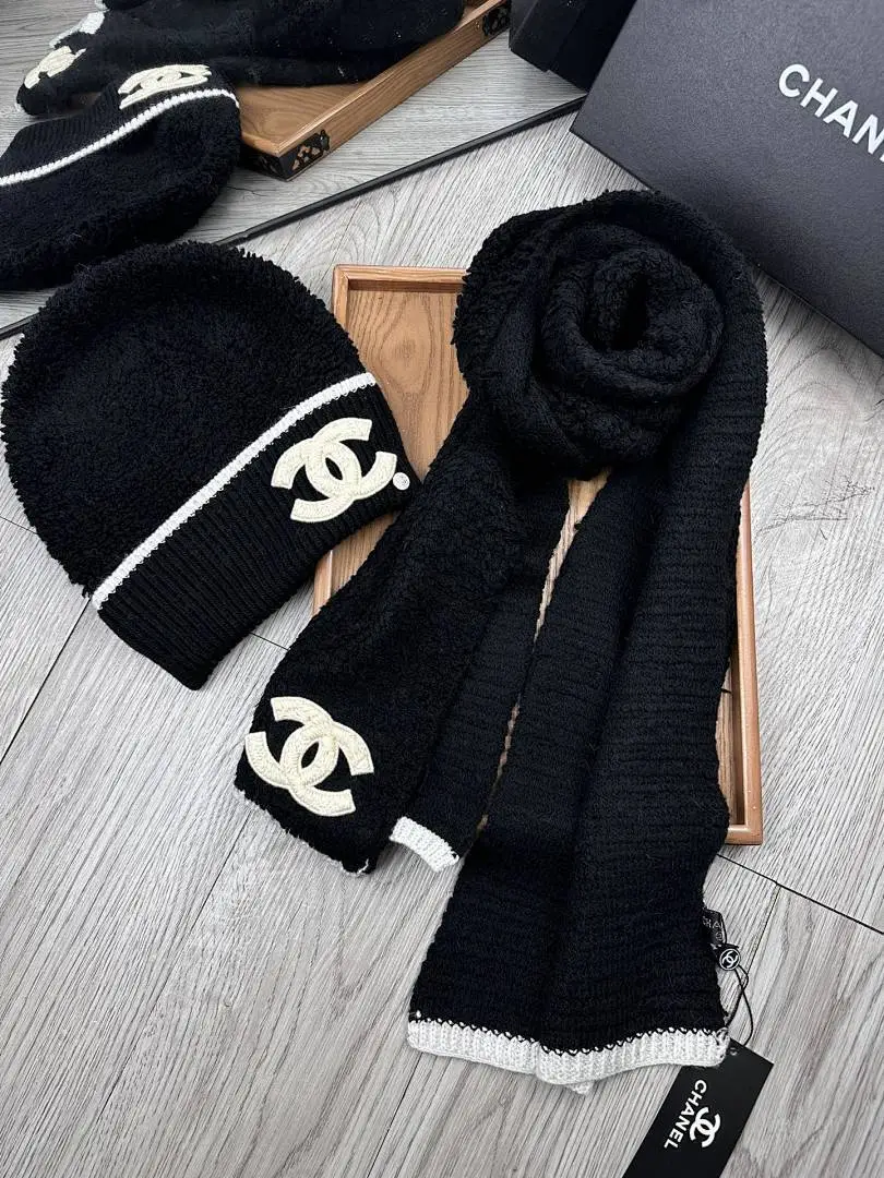 C家。 【羊毛套装帽子】经典套装帽子！帽子➕围巾！70%羊毛➕30%兔毛。暖暖哒超级舒服～冬日小姐姐减龄神器哦～这个冬天你就差这么一套套装帽子啦～又保暖又时尚！男女通用款!可以做情侣款！防伪标签吊卡齐