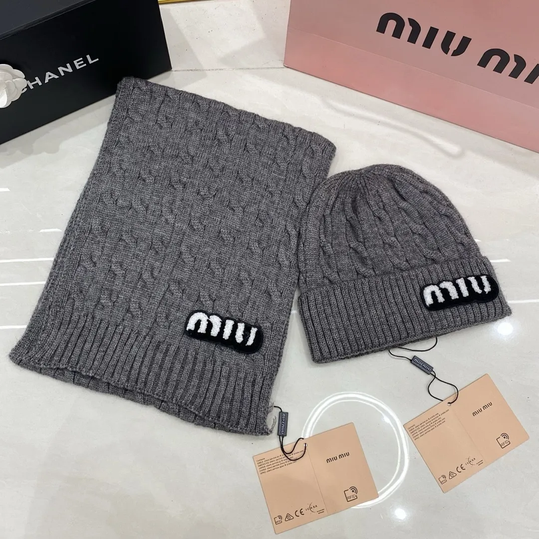 MiuMiu 羊绒套装：围巾🧣/羊绒针织帽