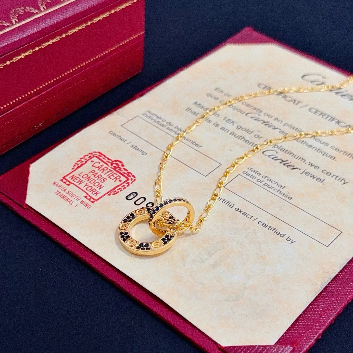 💰105 卡地亚镶钻项链 高端定制版本 镶嵌钻工艺 V金材质 经典而时尚风格 用凌厉线条重构爱情美学!打破常规,镶嵌钻设计反而成就高级感天花板——无需浮华堆砌,爱本应纯粹如初 卡地亚受众多明星网红的爱戴 豹子系列手镯 绝对是永恒经典 而且男女不限 年龄不限 !戴上它你就是焦点!