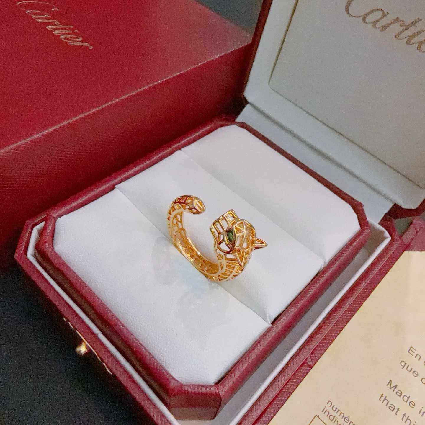 P70 卡地亚戒指V金材质系列 品相完美，细节无敌，那种独特的色泽完全无可挑剔，再缀以经典指环外形设计，简约之余却又优雅夺目，V金纯手工的组合更显气色，上手雅致动人。男女同款 卡地亚戒指