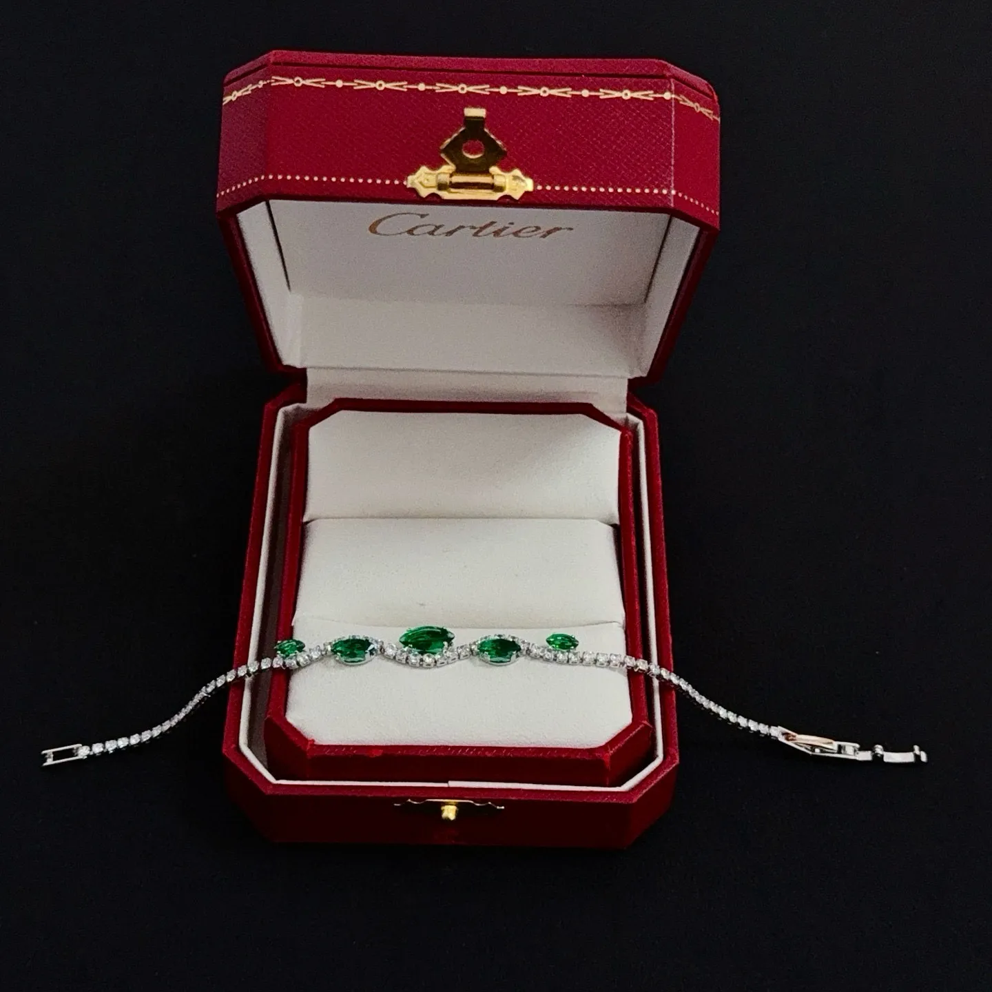 P125 卡地亚镶钻手链 高端定制版本 镶嵌钻工艺 V金材质 经典而时尚风格 用凌厉线条重构爱情美学！打破常规，镶嵌钻设计反而成就高级感天花板&mdash;&mdash;无需浮华堆砌，爱本应纯粹如初 卡地亚受众多明星网红的爱戴 豹子系列手镯 绝对是永恒经典 而且男女不限 年龄不限 ！戴上它你就是焦点！