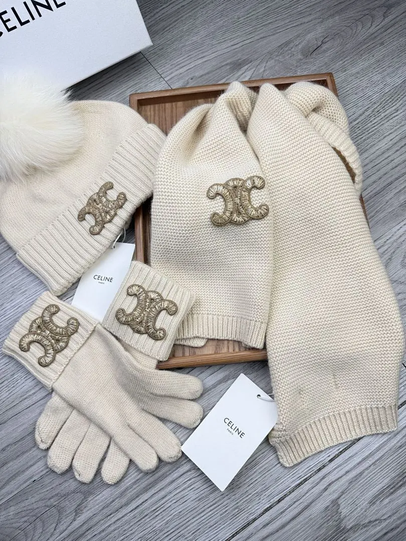 赛琳。【三件套羊毛套装：狐狸毛毛帽子➕围巾➕手套】经典套装帽子！暖暖哒超级舒服～70%羊毛➕30%兔毛。冬日小姐姐减龄神器哦～这个冬天你就差这么一套套装帽子啦～又保暖又时尚！男女通用款!可以做情侣款！