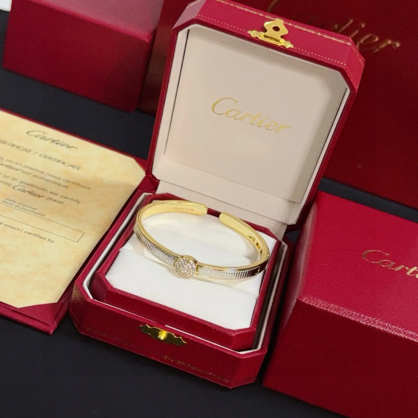 P115 卡地亚镶钻手镯 高端定制版本 镶嵌钻工艺 V金材质 经典而时尚风格 用凌厉线条重构爱情美学！打破常规，镶嵌钻设计反而成就高级感天花板&mdash;&mdash;无需浮华堆砌，爱本应纯粹如初 卡地亚受众多明星网红的爱戴 豹子系列手镯 绝对是永恒经典 而且男女不限 年龄不限 ！戴上它你就是焦点！