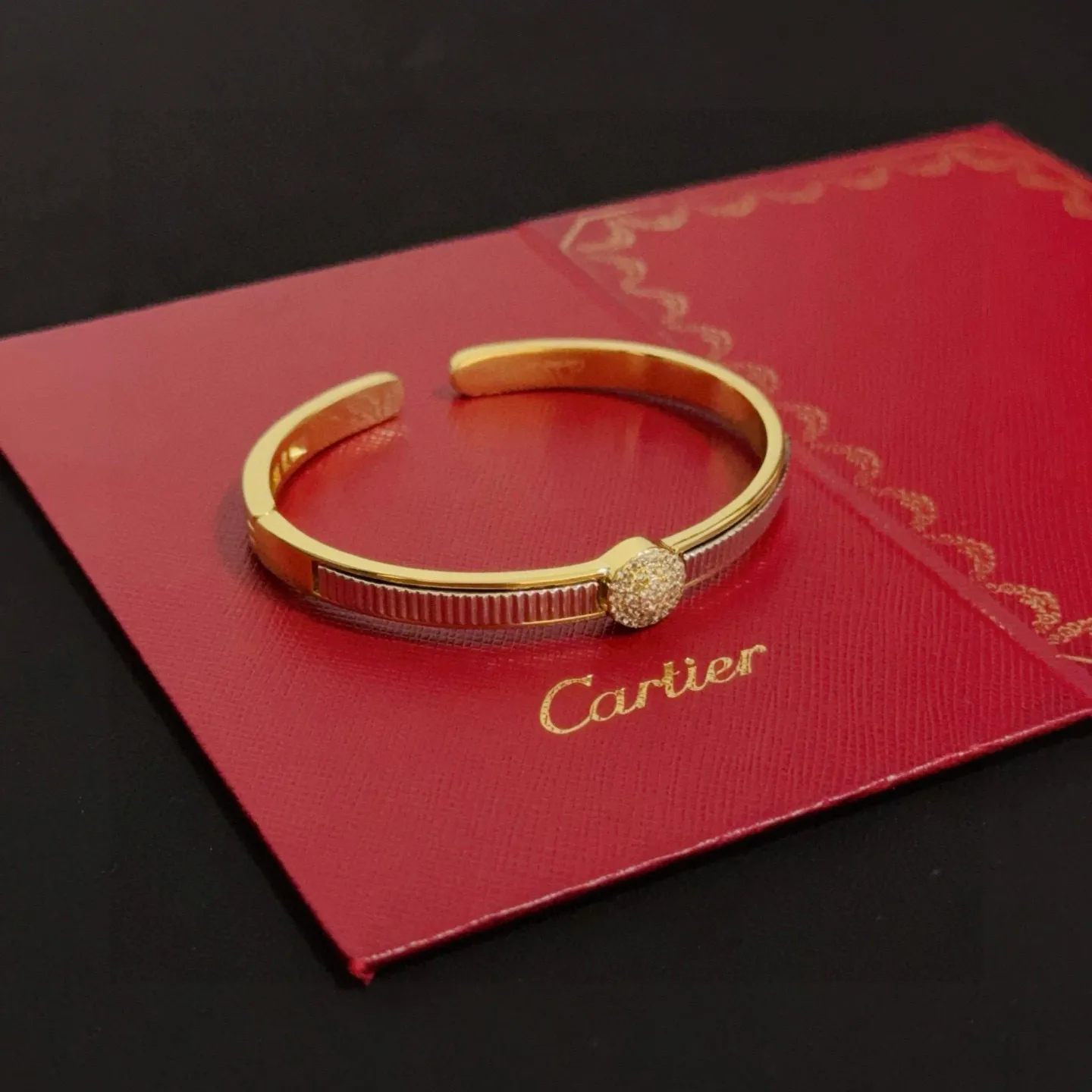 P115 卡地亚镶钻手镯 高端定制版本 镶嵌钻工艺 V金材质 经典而时尚风格 用凌厉线条重构爱情美学！打破常规，镶嵌钻设计反而成就高级感天花板&mdash;&mdash;无需浮华堆砌，爱本应纯粹如初 卡地亚受众多明星网红的爱戴 豹子系列手镯 绝对是永恒经典 而且男女不限 年龄不限 ！戴上它你就是焦点！