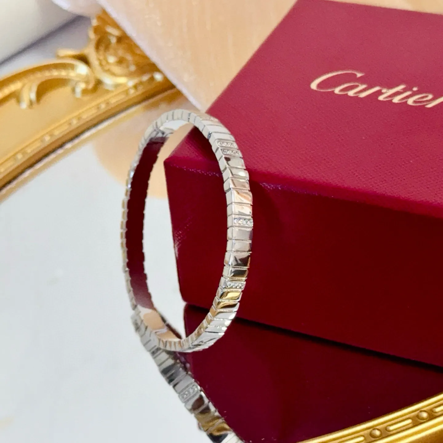 💰125 卡地亚镶钻手镯 高端定制版本 镶嵌钻工艺 V金材质 经典而时尚风格 用凌厉线条重构爱情美学！打破常规，镶嵌钻设计反而成就高级感天花板&mdash;&mdash;无需浮华堆砌，爱本应纯粹如初 卡地亚受众多明星网红的爱戴 豹子系列手镯 绝对是永恒经典 而且男女不限 年龄不限 ！戴上它你就是焦点！