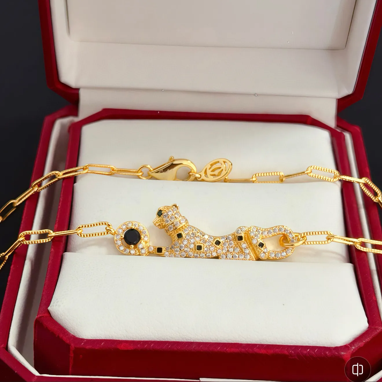 💰115卡地亚镶钻猎豹项链 高端定制版本 镶嵌钻工艺 V金材质 经典而时尚风格 用凌厉线条重构爱情美学！打破常规，镶嵌钻设计反而成就高级感天花板&mdash;&mdash;无需浮华堆砌，爱本应纯粹如初 卡地亚受众多明星网红的爱戴 豹子系列手镯 绝对是永恒经典 而且男女不限 年龄不限 ！戴上它你就是焦点！