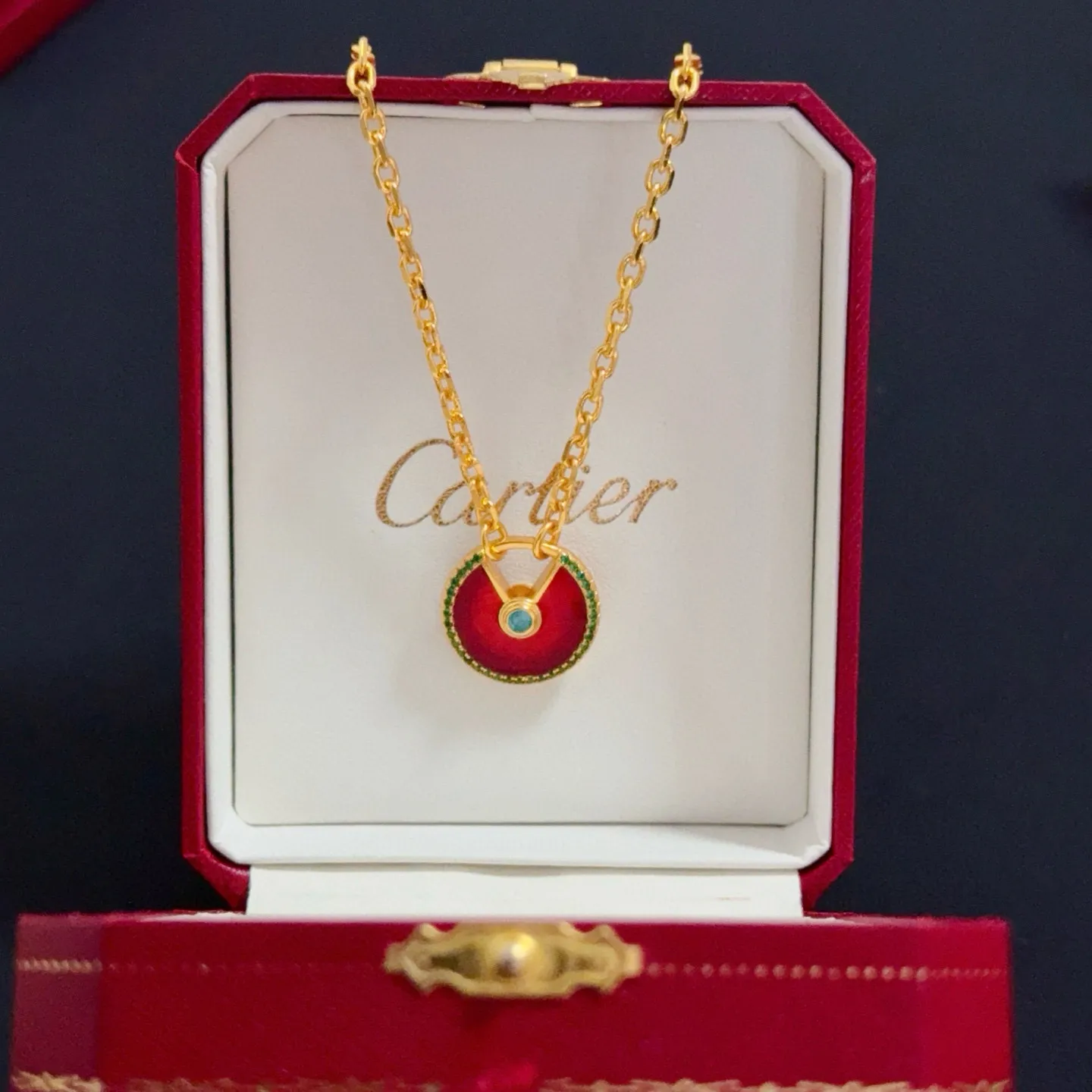 P105 卡地亚镶钻项链 高端定制版本 镶嵌钻工艺 V金材质 经典而时尚风格 用凌厉线条重构爱情美学！打破常规，镶嵌钻设计反而成就高级感天花板&mdash;&mdash;无需浮华堆砌，爱本应纯粹如初 卡地亚受众多明星网红的爱戴 豹子系列手镯 绝对是永恒经典 而且男女不限 年龄不限 ！戴上它你就是焦点！