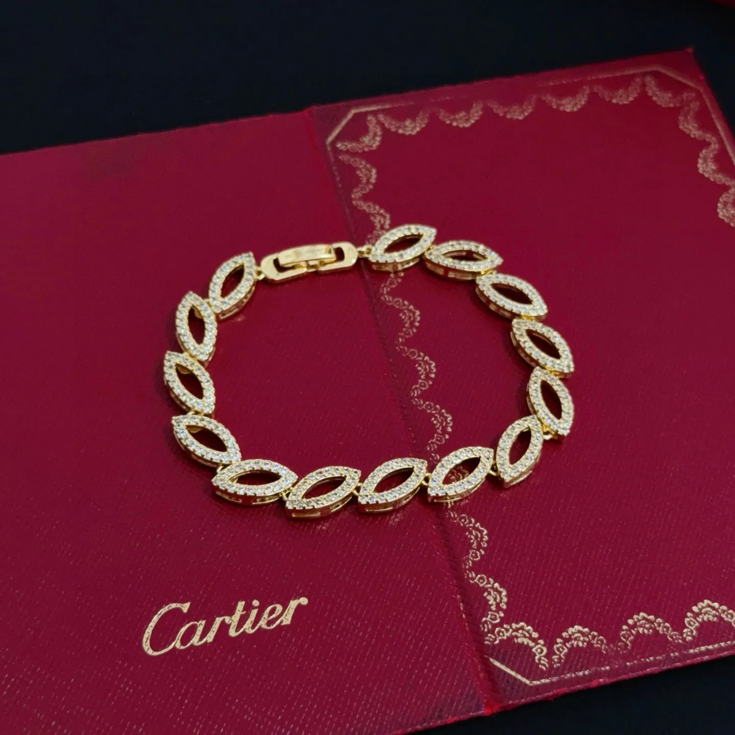 P125 卡地亚镶钻手链 高端定制版本 镶嵌钻工艺 V金材质 经典而时尚风格 用凌厉线条重构爱情美学！打破常规，镶嵌钻设计反而成就高级感天花板&mdash;&mdash;无需浮华堆砌，爱本应纯粹如初 卡地亚受众多明星网红的爱戴 豹子系列手镯 绝对是永恒经典 而且男女不限 年龄不限 ！戴上它你就是焦点！
