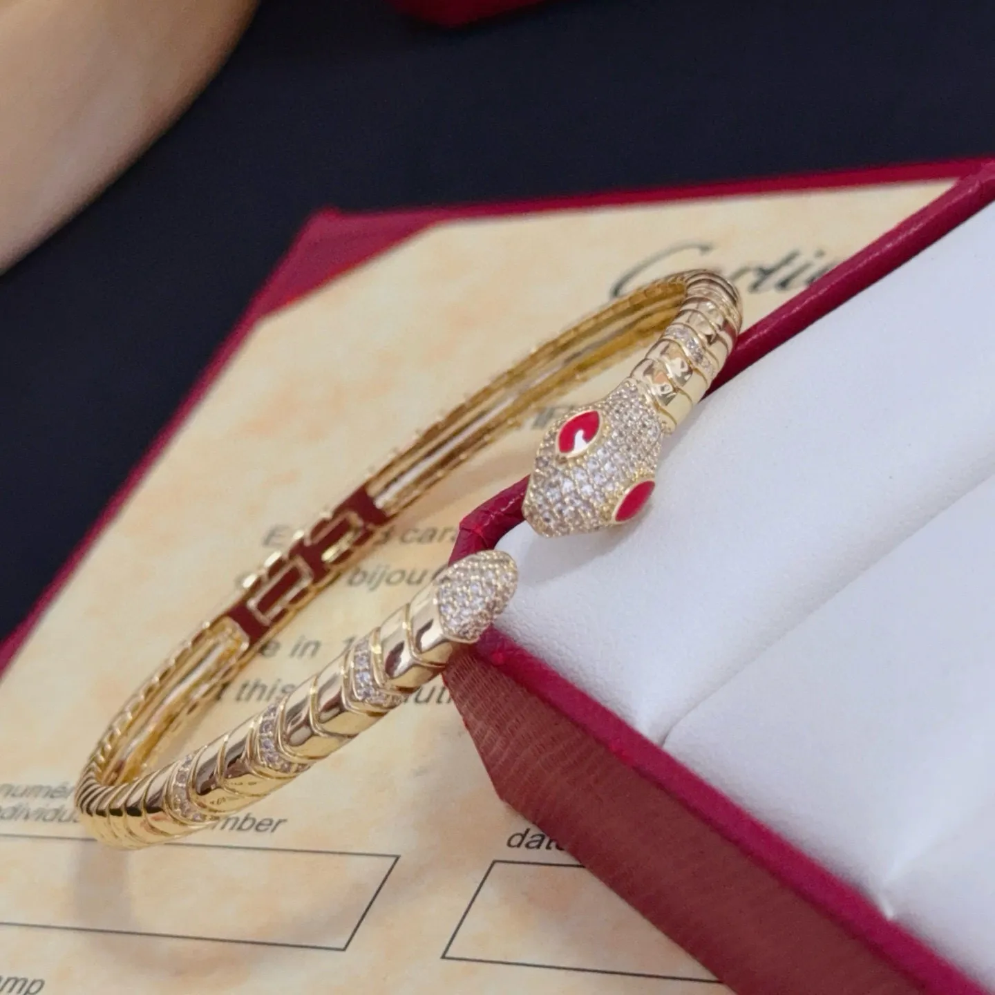 P125 卡地亚镶钻手镯 高端定制版本 镶嵌钻工艺 V金材质 经典而时尚风格 用凌厉线条重构爱情美学!打破常规,镶嵌钻设计反而成就高级感天花板——无需浮华堆砌,爱本应纯粹如初 卡地亚受众多明星网红的爱戴 豹子系列手镯 绝对是永恒经典 而且男女不限 年龄不限 !戴上它你就是焦点!