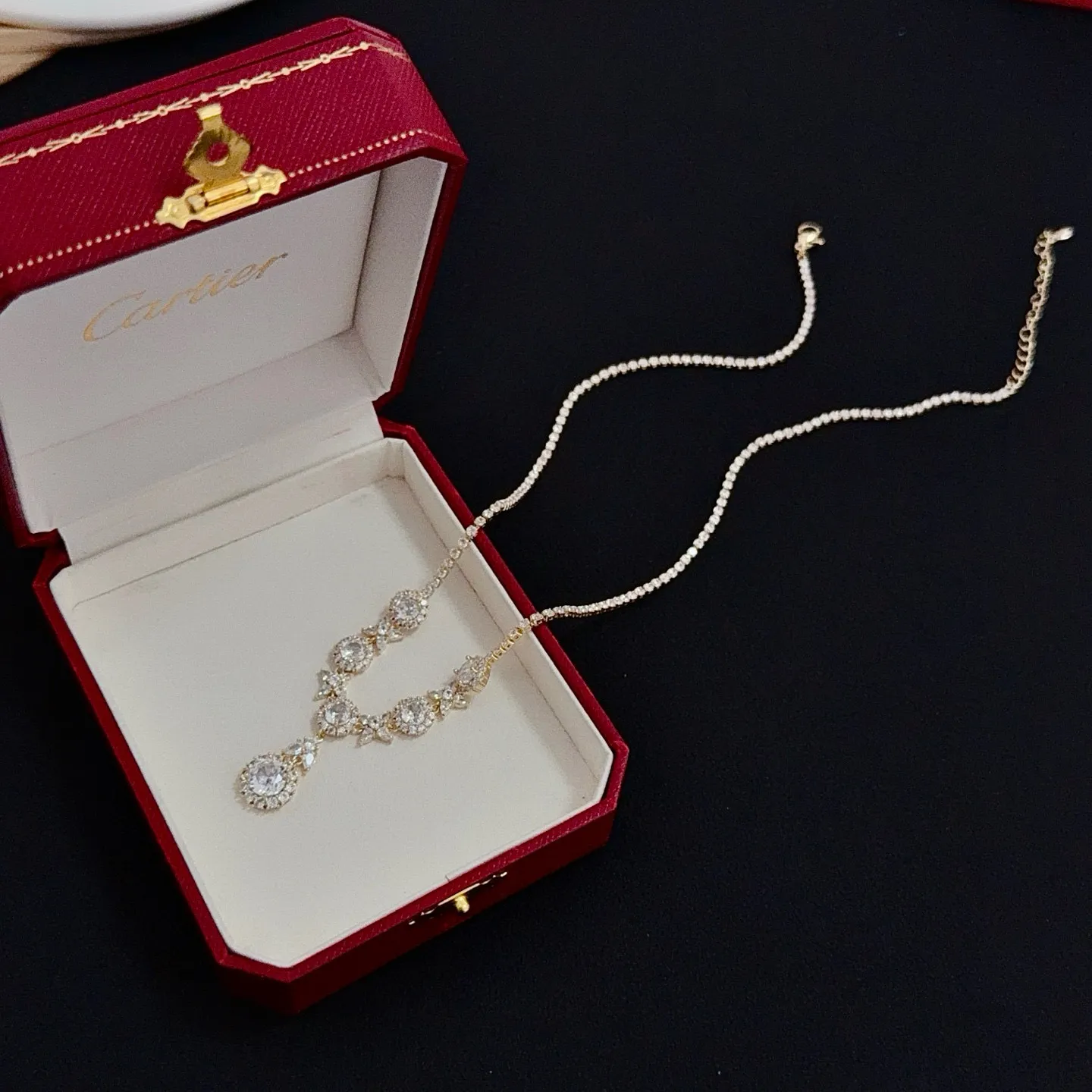 💰125 卡地亚镶钻项链 高端定制版本 镶嵌钻工艺 V金材质 经典而时尚风格 用凌厉线条重构爱情美学！打破常规，镶嵌钻设计反而成就高级感天花板&mdash;&mdash;无需浮华堆砌，爱本应纯粹如初 卡地亚受众多明星网红的爱戴 豹子系列手镯 绝对是永恒经典 而且男女不限 年龄不限 ！戴上它你就是焦点！