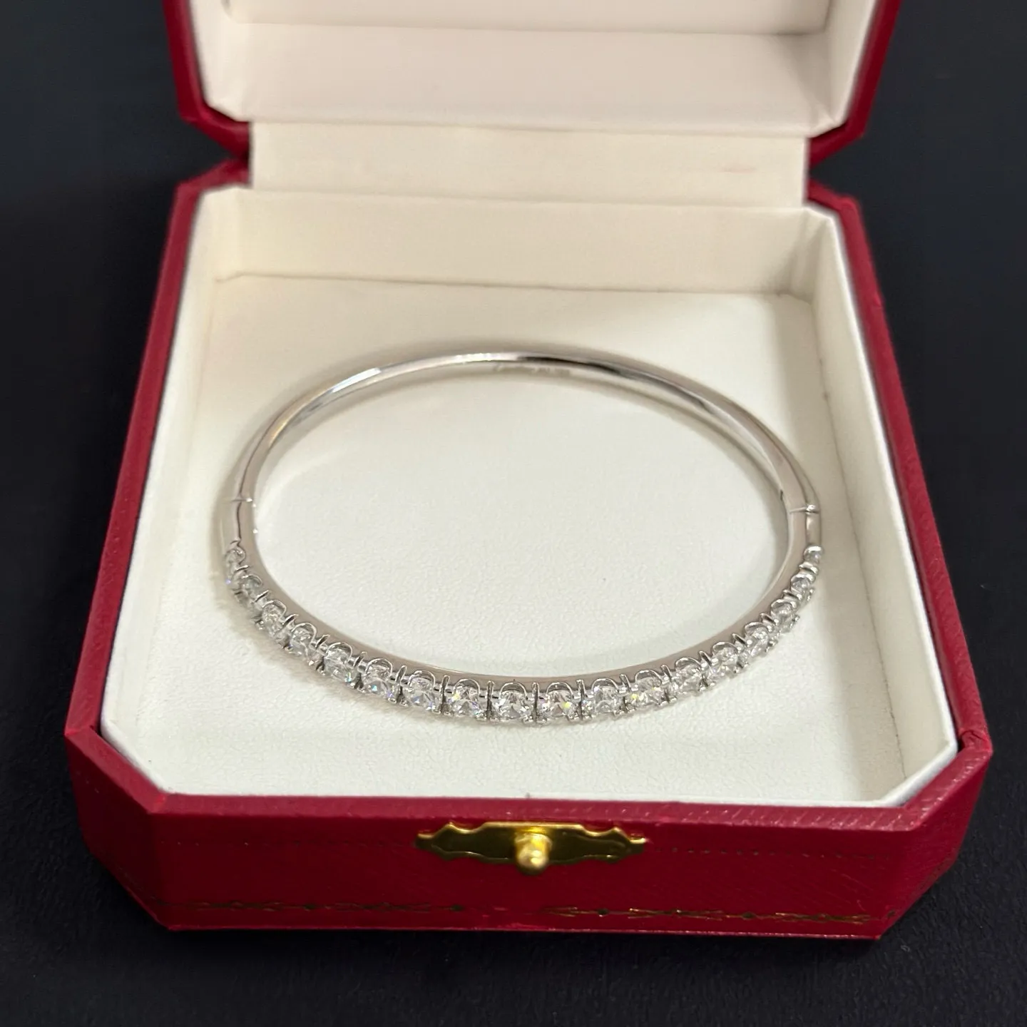 P115 卡地亚镶钻手镯 高端定制版本 镶嵌钻工艺 V金材质 经典而时尚风格 用凌厉线条重构爱情美学!打破常规,镶嵌钻设计反而成就高级感天花板——无需浮华堆砌,爱本应纯粹如初 卡地亚受众多明星网红的爱戴 豹子系列手镯 绝对是永恒经典 而且男女不限 年龄不限 !戴上它你就是焦点!