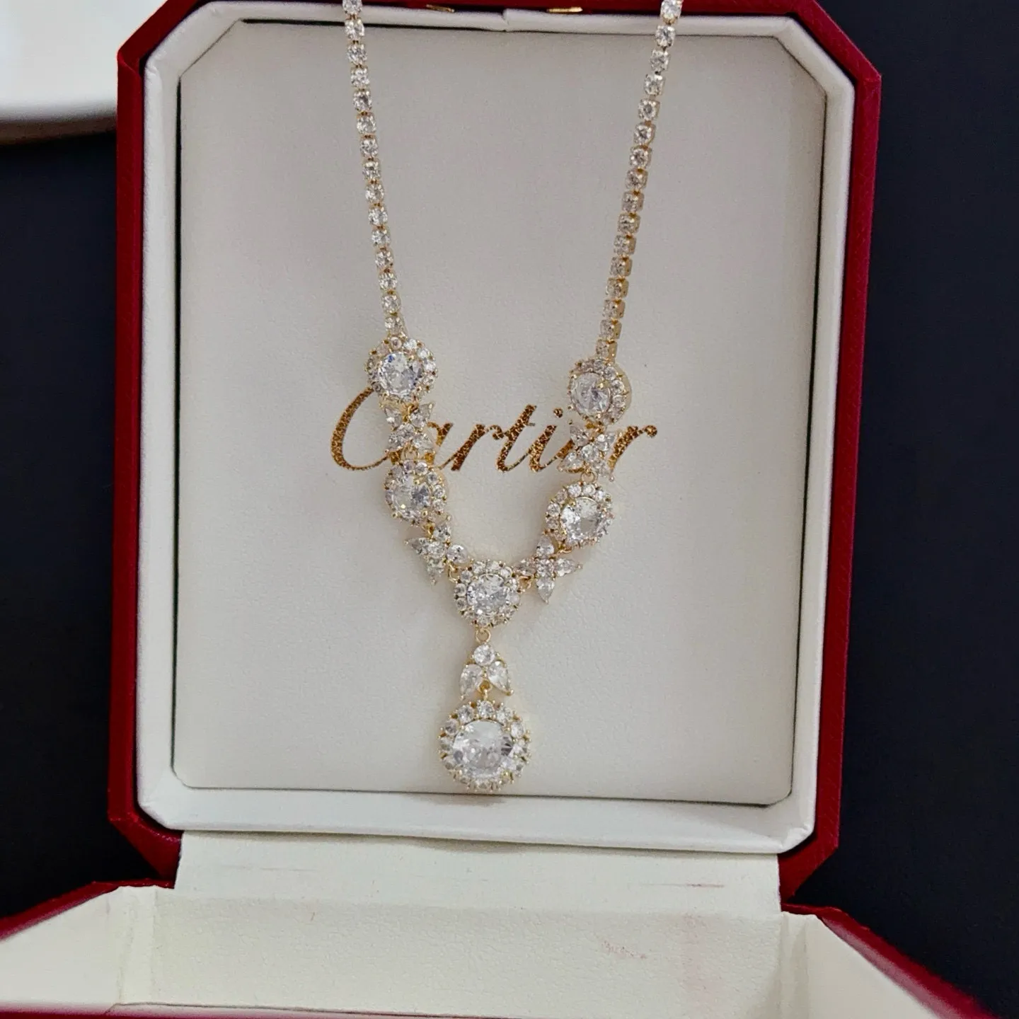 💰125 卡地亚镶钻项链 高端定制版本 镶嵌钻工艺 V金材质 经典而时尚风格 用凌厉线条重构爱情美学!打破常规,镶嵌钻设计反而成就高级感天花板——无需浮华堆砌,爱本应纯粹如初 卡地亚受众多明星网红的爱戴 豹子系列手镯 绝对是永恒经典 而且男女不限 年龄不限 !戴上它你就是焦点!