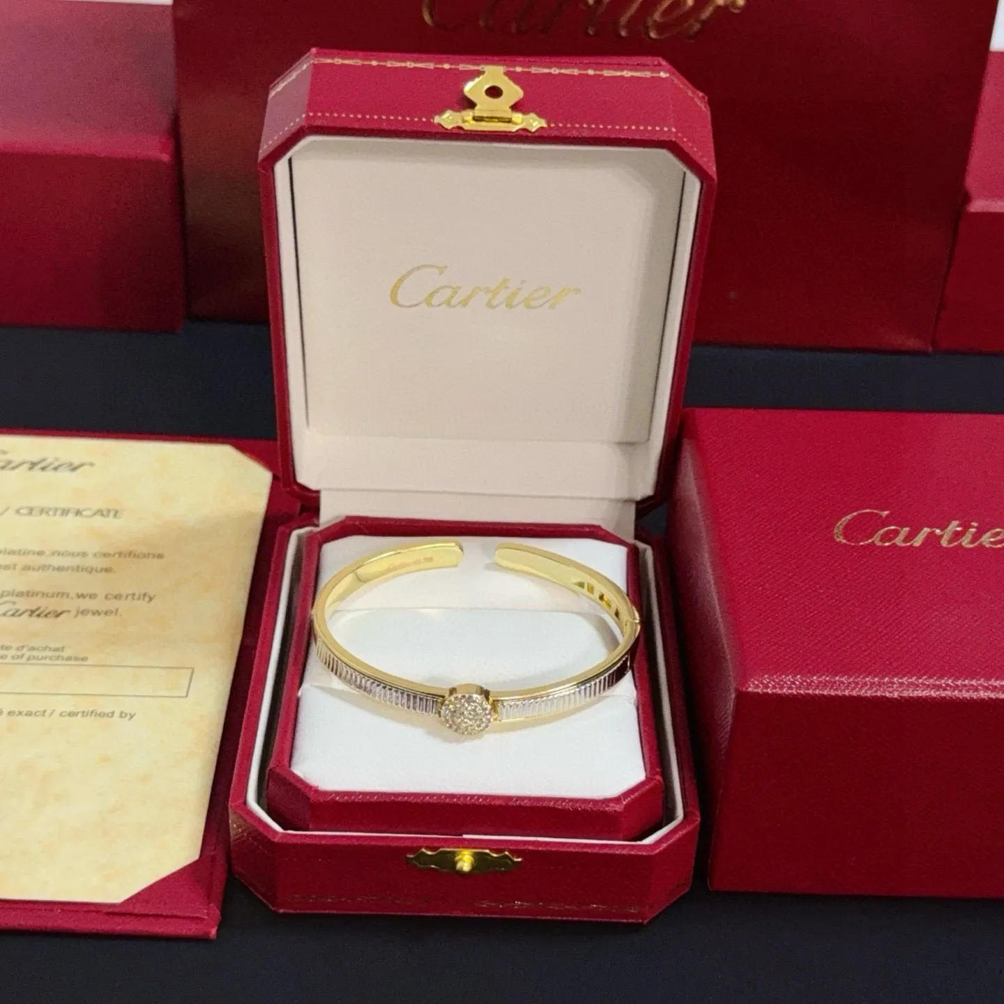 P115 卡地亚镶钻手镯 高端定制版本 镶嵌钻工艺 V金材质 经典而时尚风格 用凌厉线条重构爱情美学！打破常规，镶嵌钻设计反而成就高级感天花板&mdash;&mdash;无需浮华堆砌，爱本应纯粹如初 卡地亚受众多明星网红的爱戴 豹子系列手镯 绝对是永恒经典 而且男女不限 年龄不限 ！戴上它你就是焦点！