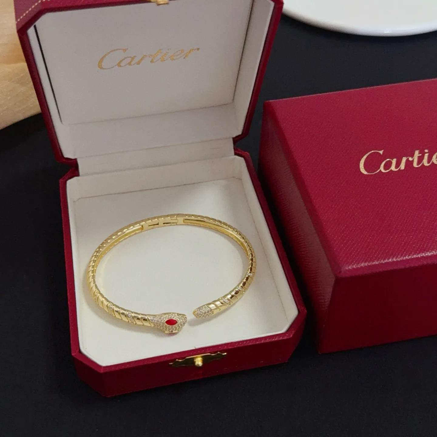 P125 卡地亚镶钻手镯 高端定制版本 镶嵌钻工艺 V金材质 经典而时尚风格 用凌厉线条重构爱情美学!打破常规,镶嵌钻设计反而成就高级感天花板——无需浮华堆砌,爱本应纯粹如初 卡地亚受众多明星网红的爱戴 豹子系列手镯 绝对是永恒经典 而且男女不限 年龄不限 !戴上它你就是焦点!