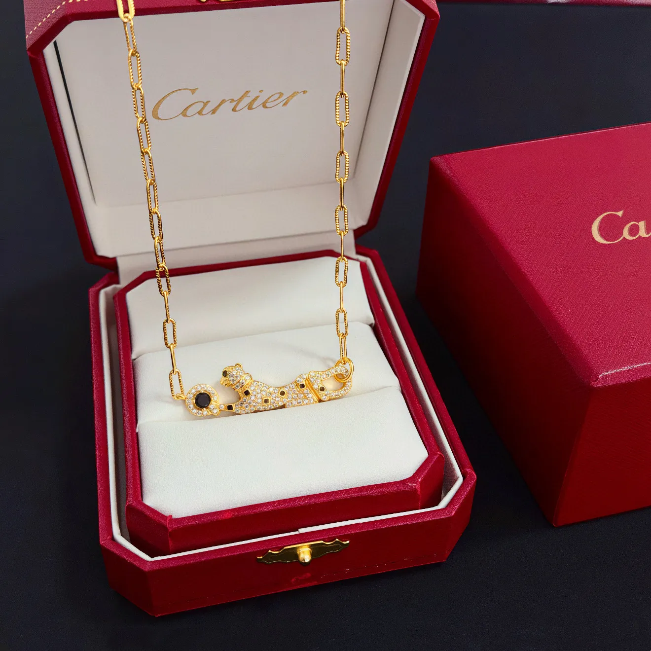 💰115卡地亚镶钻猎豹项链 高端定制版本 镶嵌钻工艺 V金材质 经典而时尚风格 用凌厉线条重构爱情美学！打破常规，镶嵌钻设计反而成就高级感天花板&mdash;&mdash;无需浮华堆砌，爱本应纯粹如初 卡地亚受众多明星网红的爱戴 豹子系列手镯 绝对是永恒经典 而且男女不限 年龄不限 ！戴上它你就是焦点！