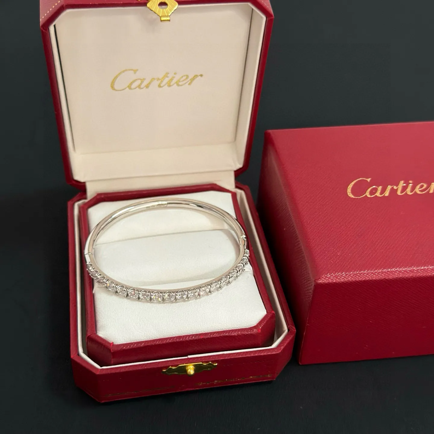 P115 卡地亚镶钻手镯 高端定制版本 镶嵌钻工艺 V金材质 经典而时尚风格 用凌厉线条重构爱情美学！打破常规，镶嵌钻设计反而成就高级感天花板&mdash;&mdash;无需浮华堆砌，爱本应纯粹如初 卡地亚受众多明星网红的爱戴 豹子系列手镯 绝对是永恒经典 而且男女不限 年龄不限 ！戴上它你就是焦点！