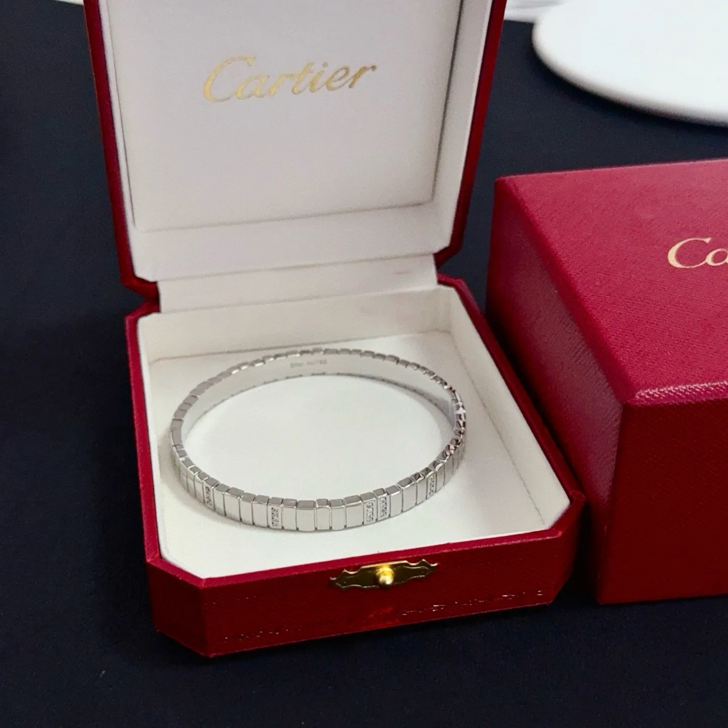 💰125 卡地亚镶钻手镯 高端定制版本 镶嵌钻工艺 V金材质 经典而时尚风格 用凌厉线条重构爱情美学！打破常规，镶嵌钻设计反而成就高级感天花板&mdash;&mdash;无需浮华堆砌，爱本应纯粹如初 卡地亚受众多明星网红的爱戴 豹子系列手镯 绝对是永恒经典 而且男女不限 年龄不限 ！戴上它你就是焦点！