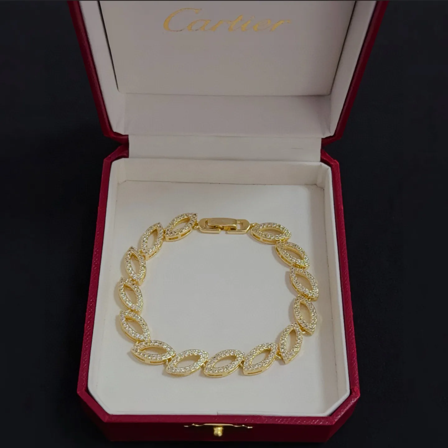 P125 卡地亚镶钻手链 高端定制版本 镶嵌钻工艺 V金材质 经典而时尚风格 用凌厉线条重构爱情美学！打破常规，镶嵌钻设计反而成就高级感天花板&mdash;&mdash;无需浮华堆砌，爱本应纯粹如初 卡地亚受众多明星网红的爱戴 豹子系列手镯 绝对是永恒经典 而且男女不限 年龄不限 ！戴上它你就是焦点！