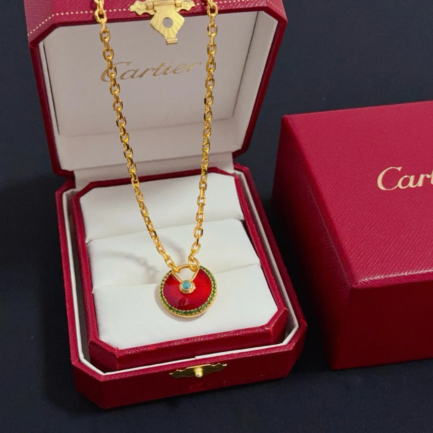 P105 卡地亚镶钻项链 高端定制版本 镶嵌钻工艺 V金材质 经典而时尚风格 用凌厉线条重构爱情美学!打破常规,镶嵌钻设计反而成就高级感天花板——无需浮华堆砌,爱本应纯粹如初 卡地亚受众多明星网红的爱戴 豹子系列手镯 绝对是永恒经典 而且男女不限 年龄不限 !戴上它你就是焦点!