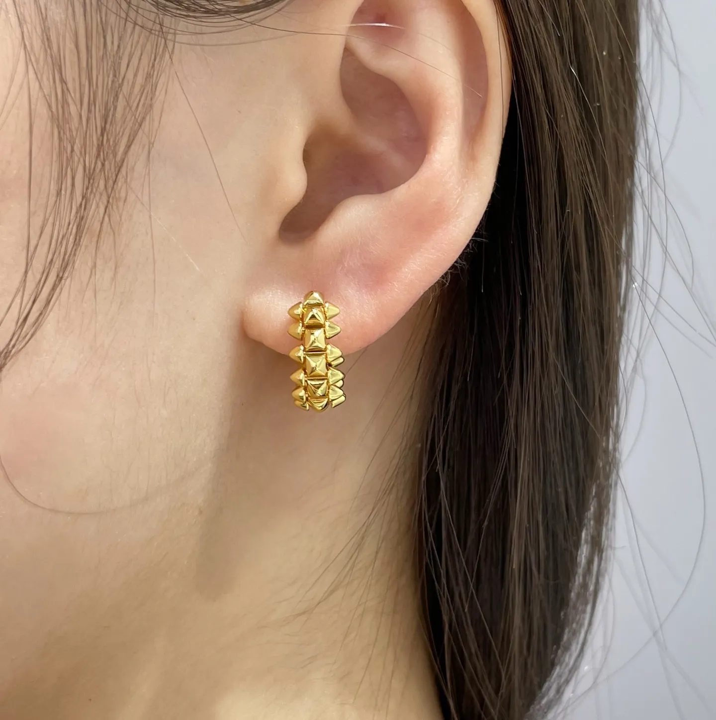 P120 V金镀咪金 5140250 卡地亚CNC迷你子弹头耳环💋💄两侧的小柳钉可以自由晃动,非常个性的一款。 永恒经典 近年来很火 高端 微镶嵌材质 一样的工艺 不一样的价格 真金质感