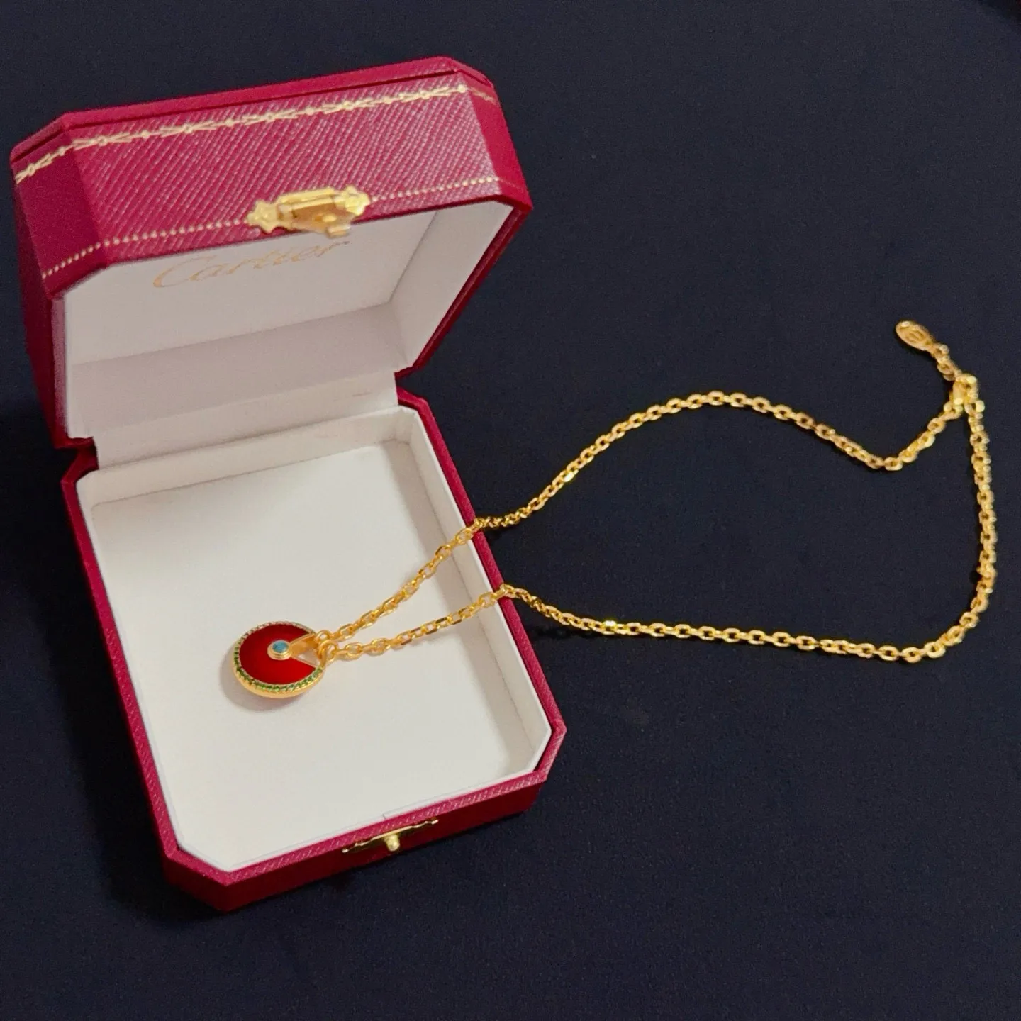 P105 卡地亚镶钻项链 高端定制版本 镶嵌钻工艺 V金材质 经典而时尚风格 用凌厉线条重构爱情美学!打破常规,镶嵌钻设计反而成就高级感天花板——无需浮华堆砌,爱本应纯粹如初 卡地亚受众多明星网红的爱戴 豹子系列手镯 绝对是永恒经典 而且男女不限 年龄不限 !戴上它你就是焦点!