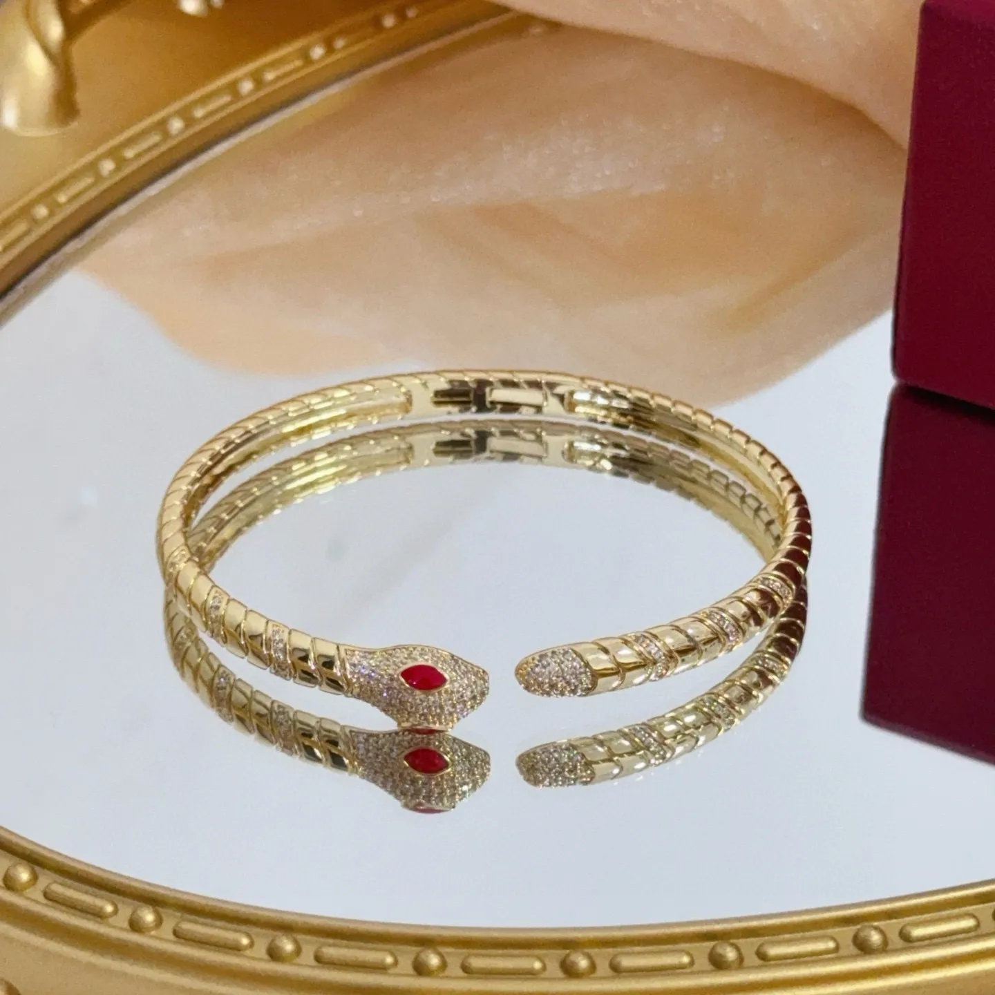 P125 卡地亚镶钻手镯 高端定制版本 镶嵌钻工艺 V金材质 经典而时尚风格 用凌厉线条重构爱情美学!打破常规,镶嵌钻设计反而成就高级感天花板——无需浮华堆砌,爱本应纯粹如初 卡地亚受众多明星网红的爱戴 豹子系列手镯 绝对是永恒经典 而且男女不限 年龄不限 !戴上它你就是焦点!