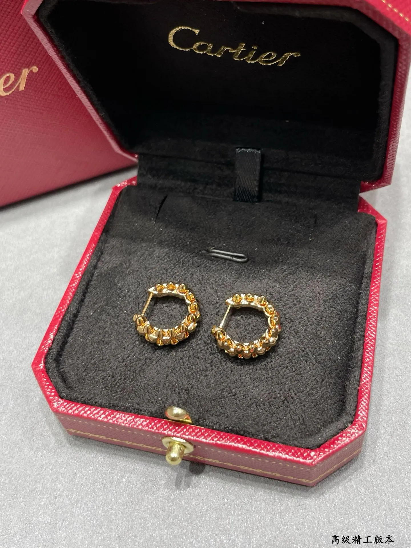 P120 V金镀咪金 5140250 卡地亚CNC迷你子弹头耳环💋💄两侧的小柳钉可以自由晃动，非常个性的一款。 永恒经典 近年来很火 高端 微镶嵌材质 一样的工艺 不一样的价格 真金质感